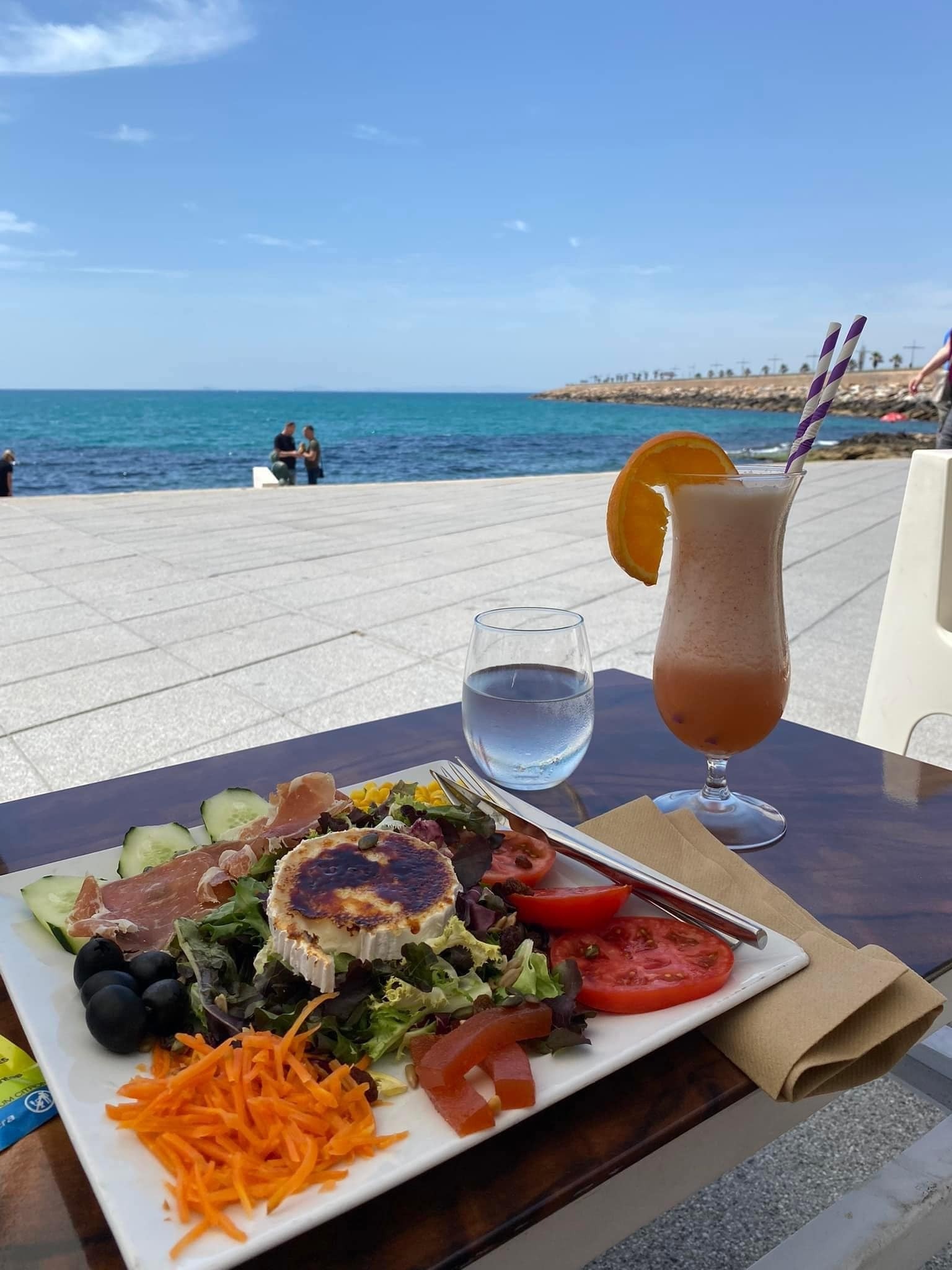 Det mange gode spiseplasser i Torrevieja, her fra en langs sentrumspromenaden. Galleribilde