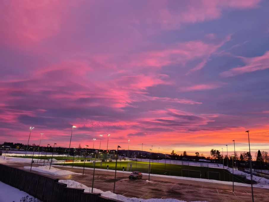 Utsikt fra 2 etasje og balkong over store deler av aktivitetsparken og jorder på den andre siden mot Romeriksåsene. Galleribilde