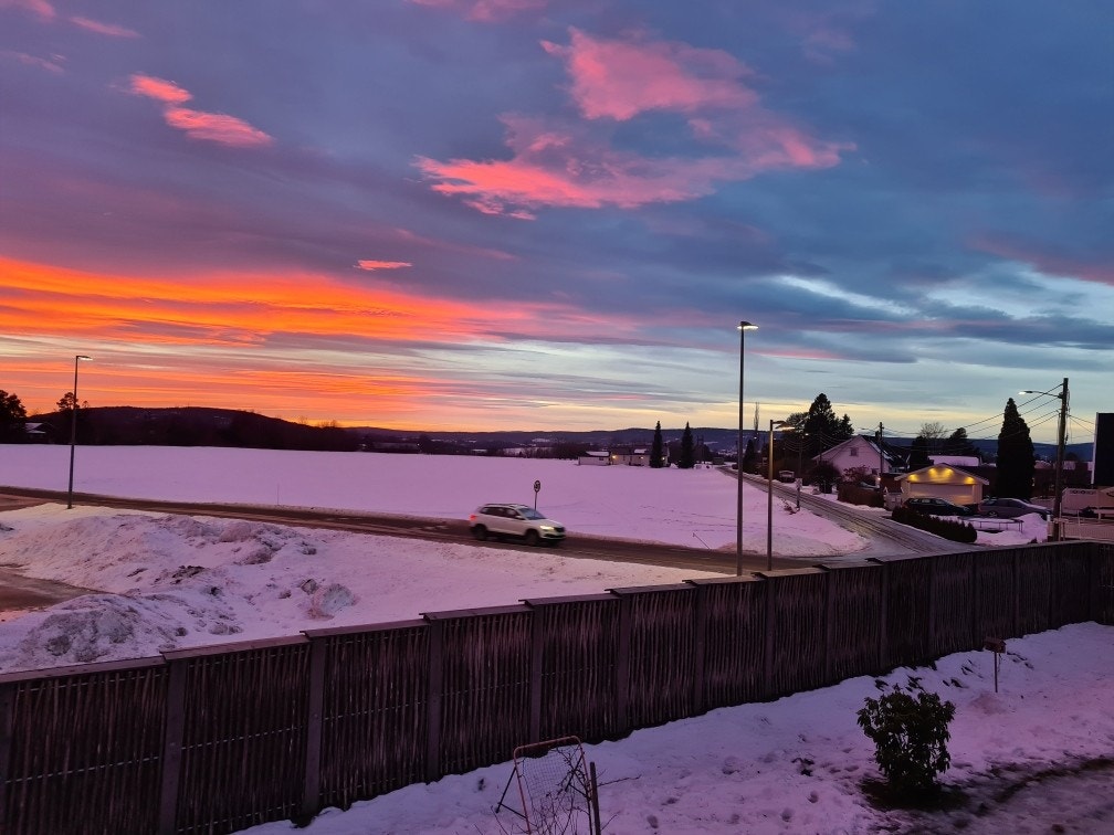 Utsikt fra 2 etasje og balkong, retning Hakadal og Romeriksåsene. Galleribilde