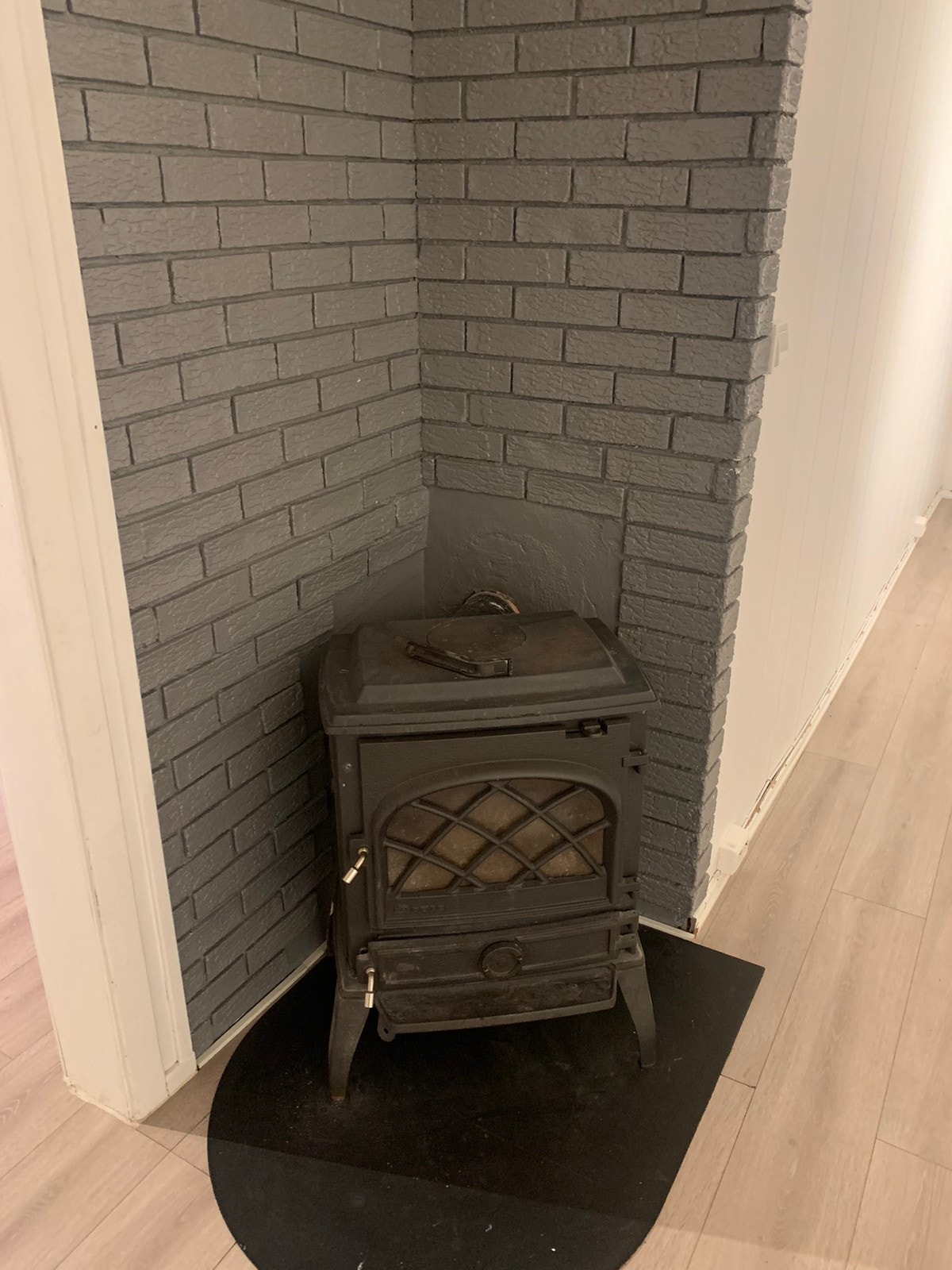 Peis i stuen. Galleribilde