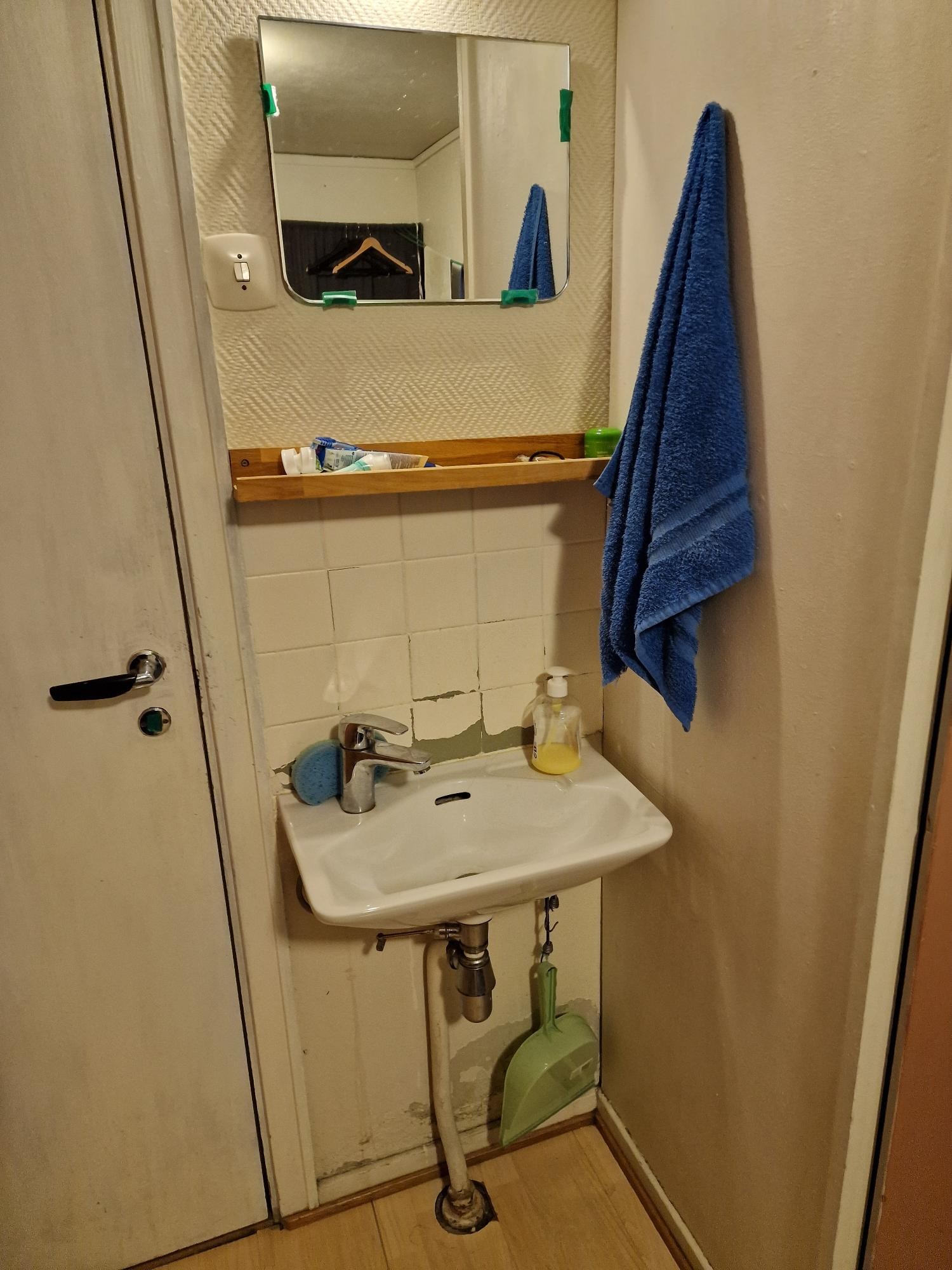 Det er en praktisk vask på rommet for enkelt morgen og kveldsstell. Galleribilde