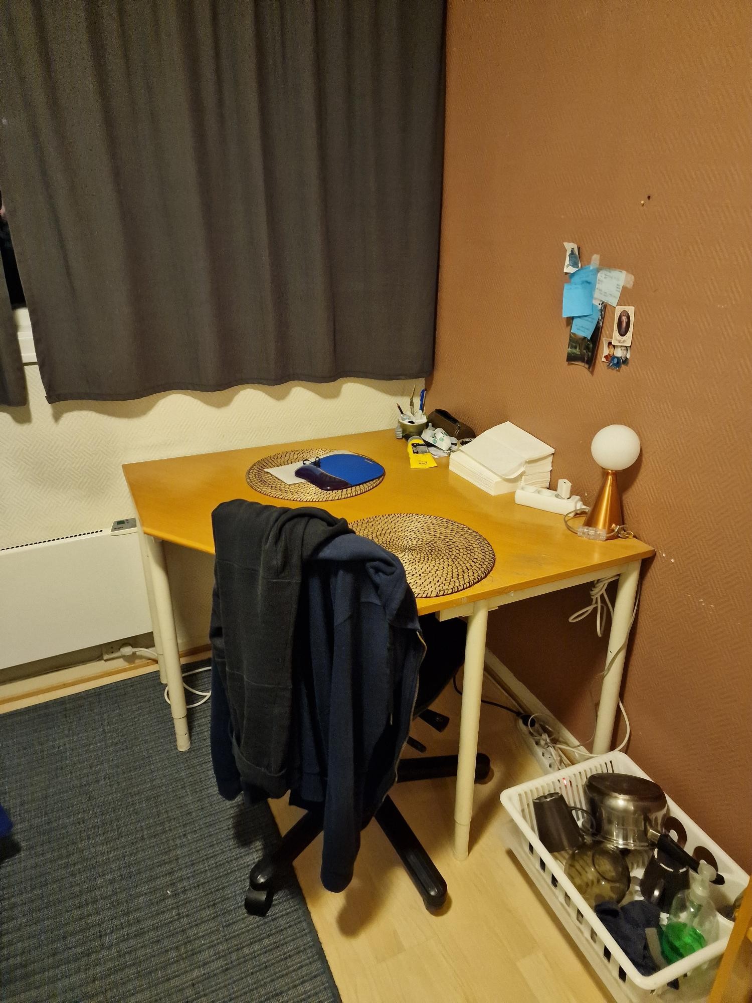 En arbeidspult med stol er inkludert Galleribilde