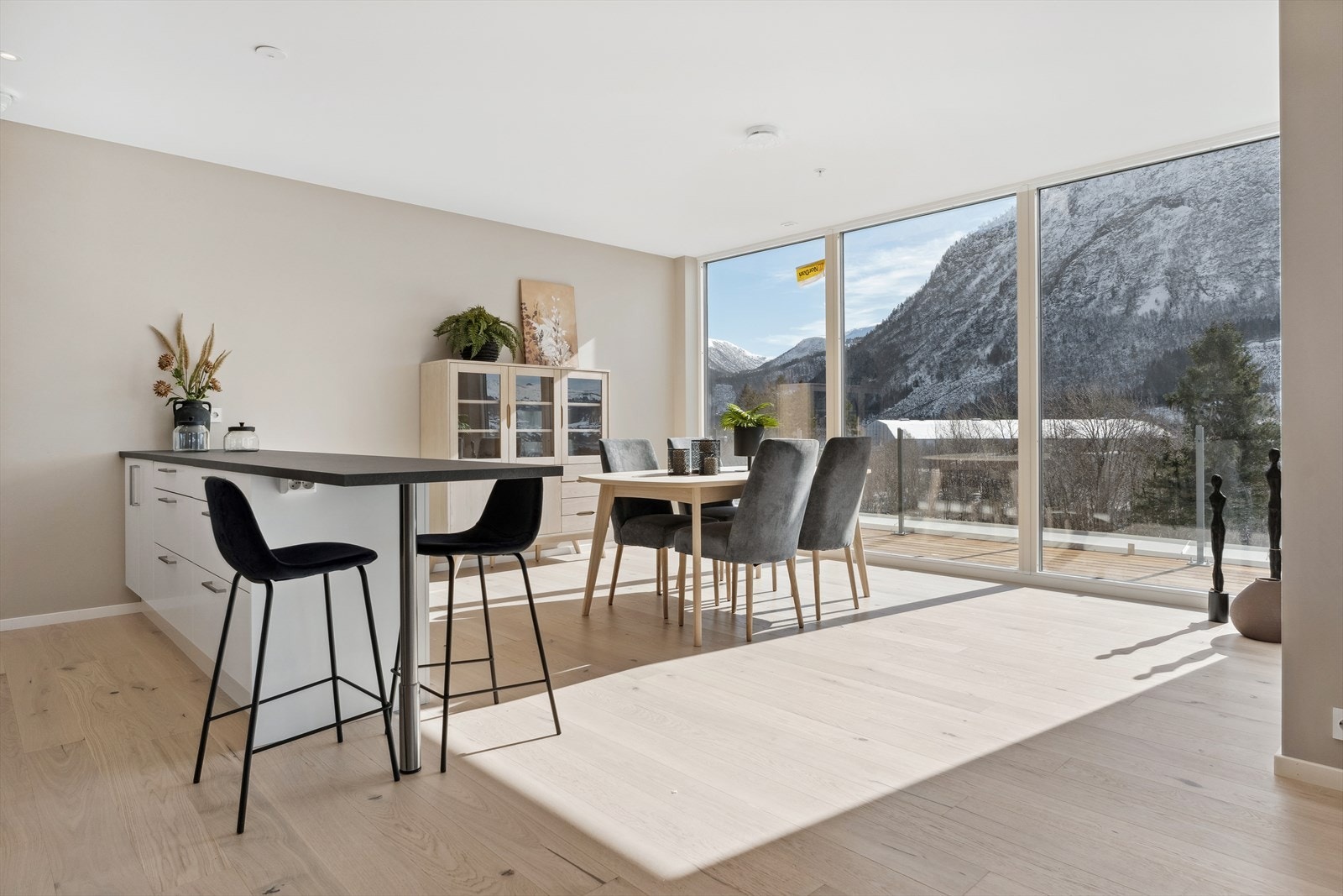 Spisestue i leiligheit i byggets første boligetg. Galleribilde