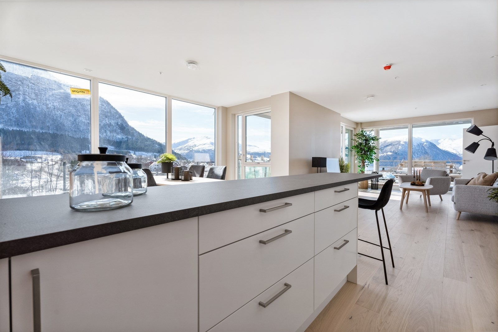 God arbeidsplass på kjøkkenøy med mykje skuffeplass Galleribilde