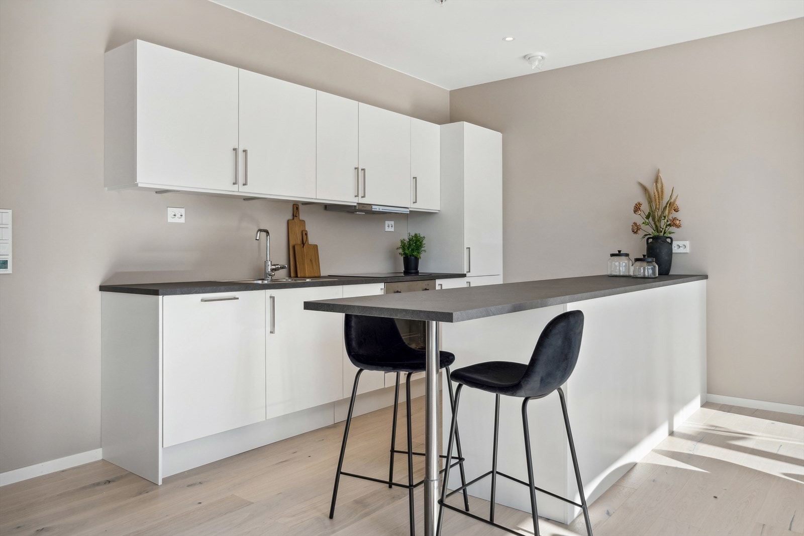 Innreiing med integrerte kvitevarer Galleribilde