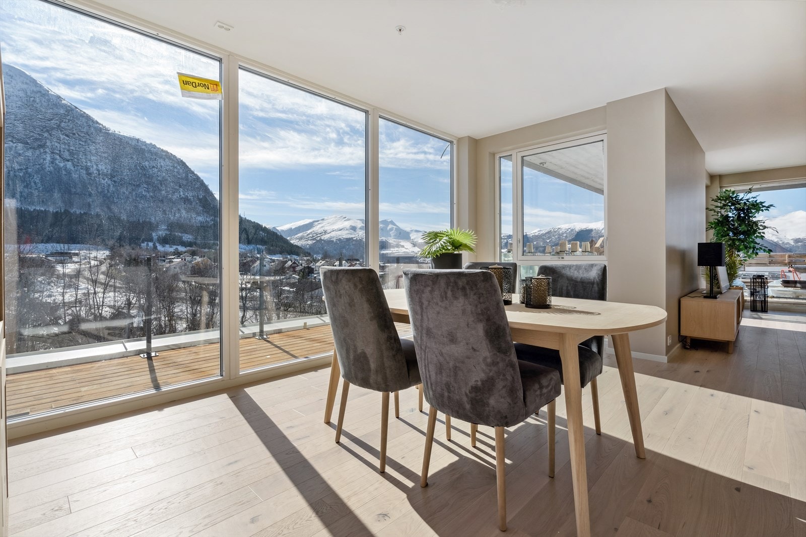 Leiligheit nr 1. Stor vindusflater gir mykje naturlig lys inn i leiligheitene Galleribilde