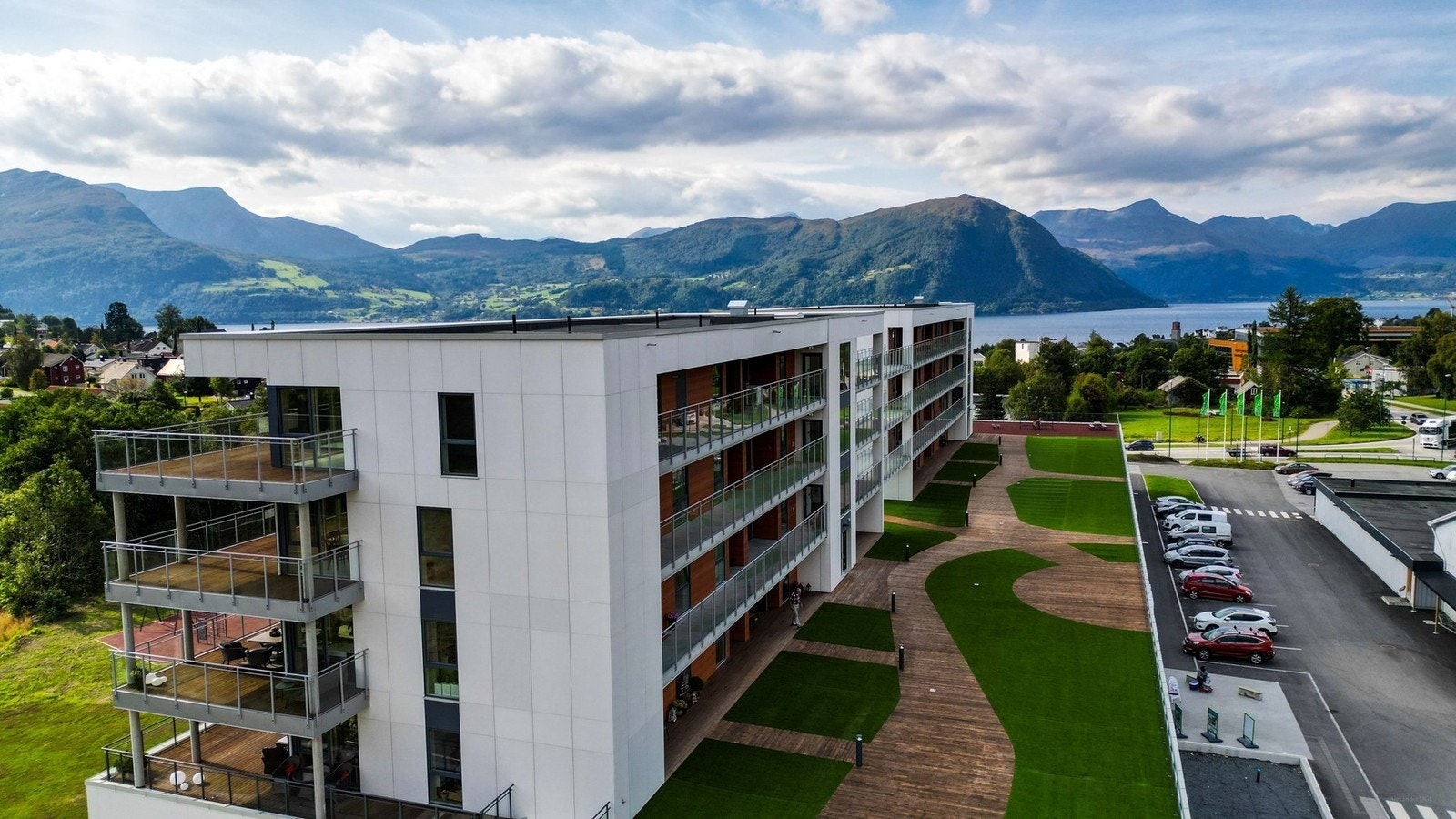 Flott opparbeidd felles område for sameie rett utanfor leiligheitene Galleribilde