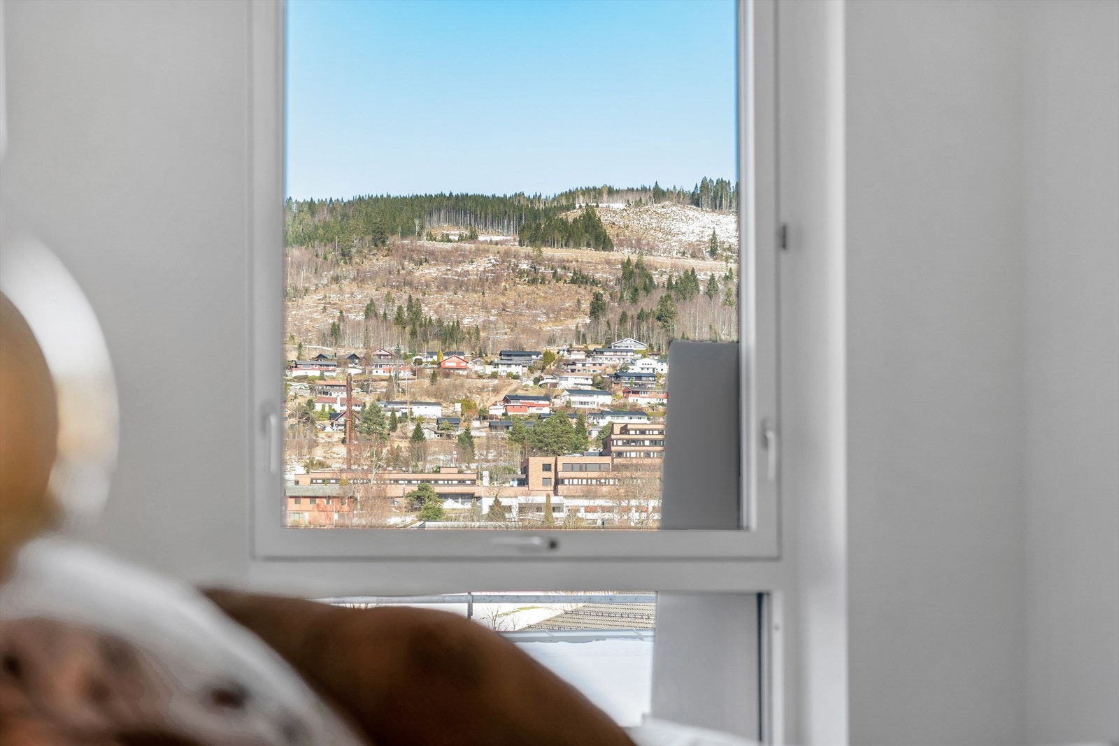 Utsikt mot Røyslida frå soverom Galleribilde