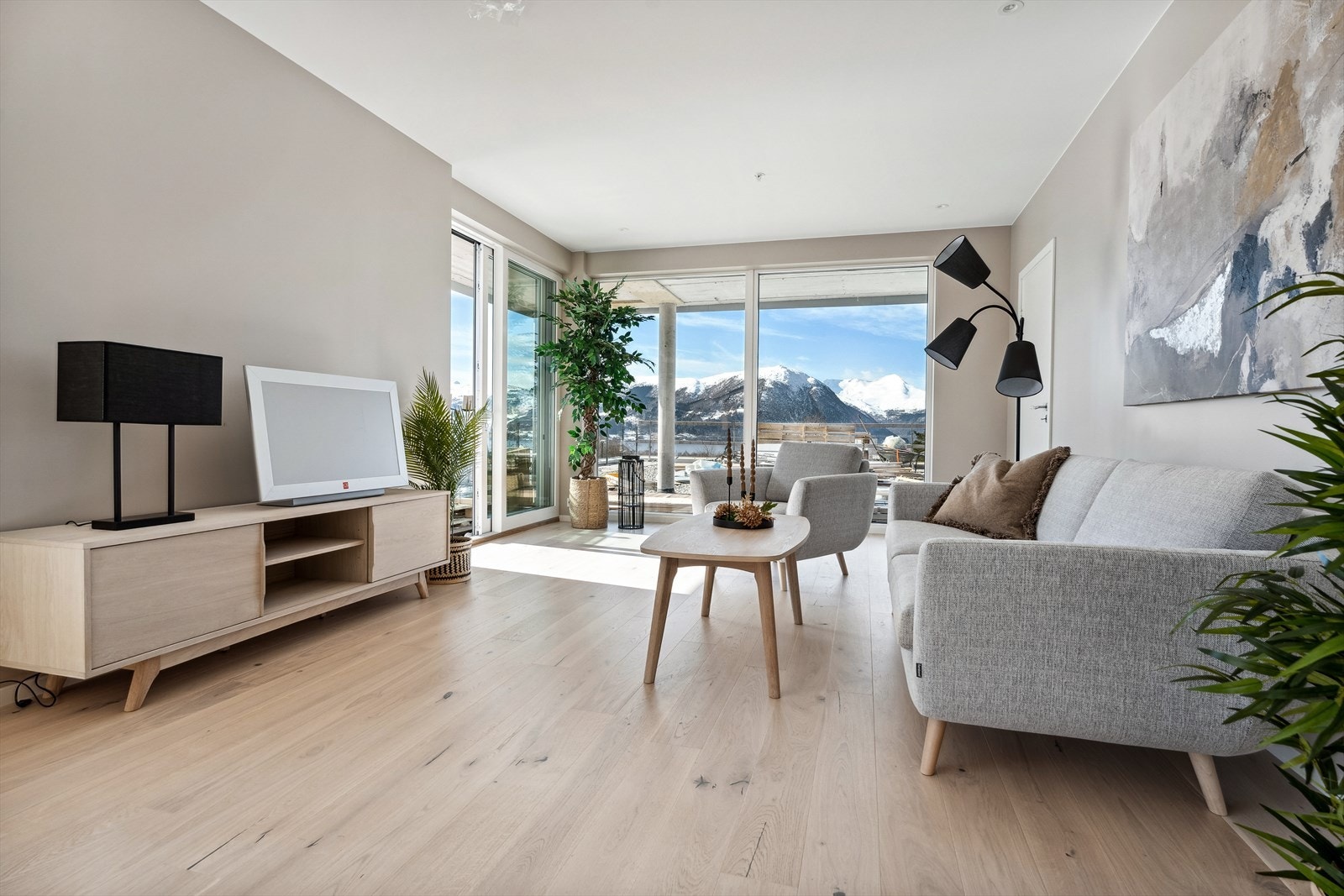 Her kan du sitte å nyte fjella i syningom Galleribilde