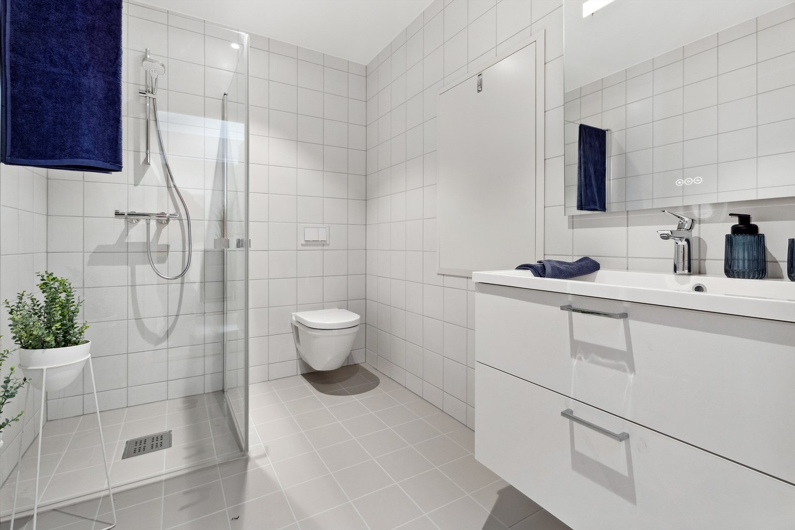 Eit av bada med dusjhjørne Galleribilde