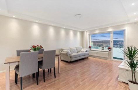 God plass i stuen til sofagruppe og spisebord Galleribilde