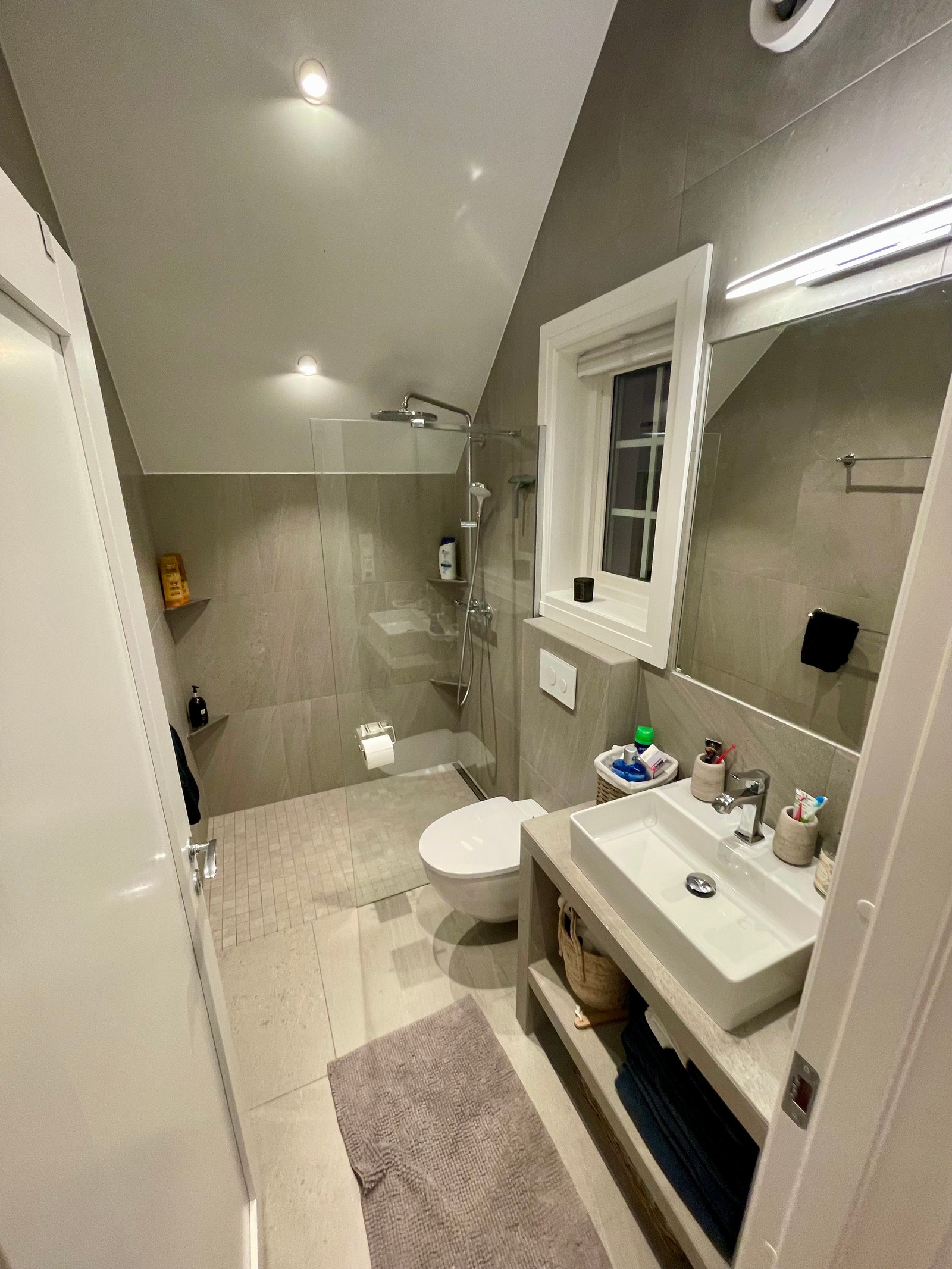 Hovedhus, bad til hovedsoverom Galleribilde