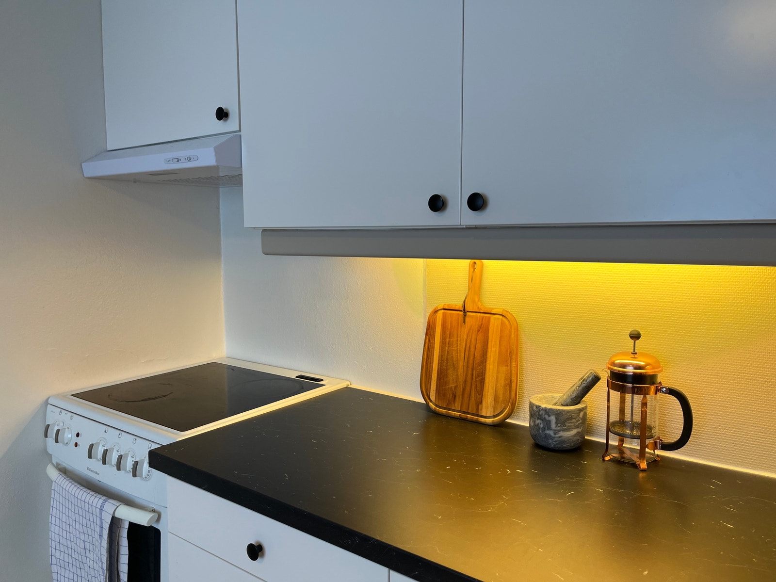 Komfyr, kjøleskap og mikrobølgeovn følger med Galleribilde