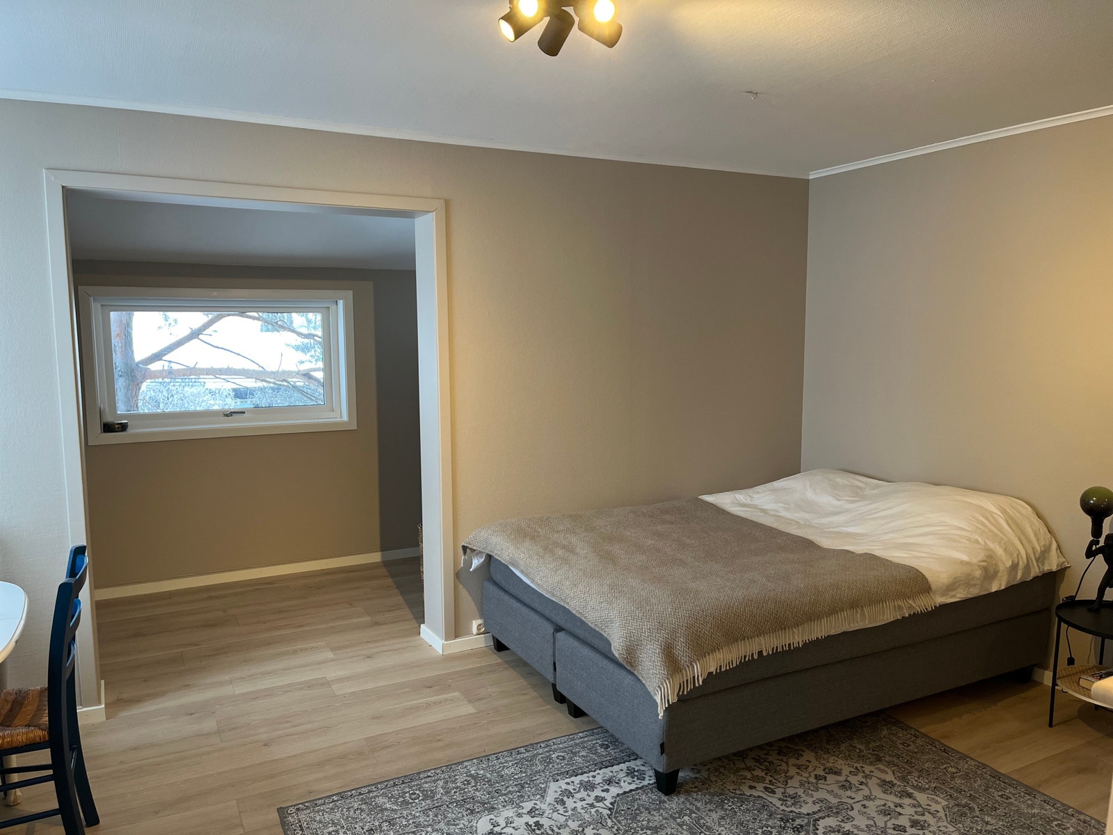 Det ble lagt nytt laminatgulv i stue, kjøkken og entre i november- 23. Galleribilde