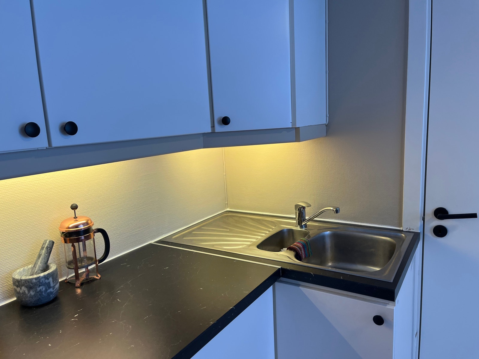 Nye skapfronter og benkeplate fra november 2023. Galleribilde