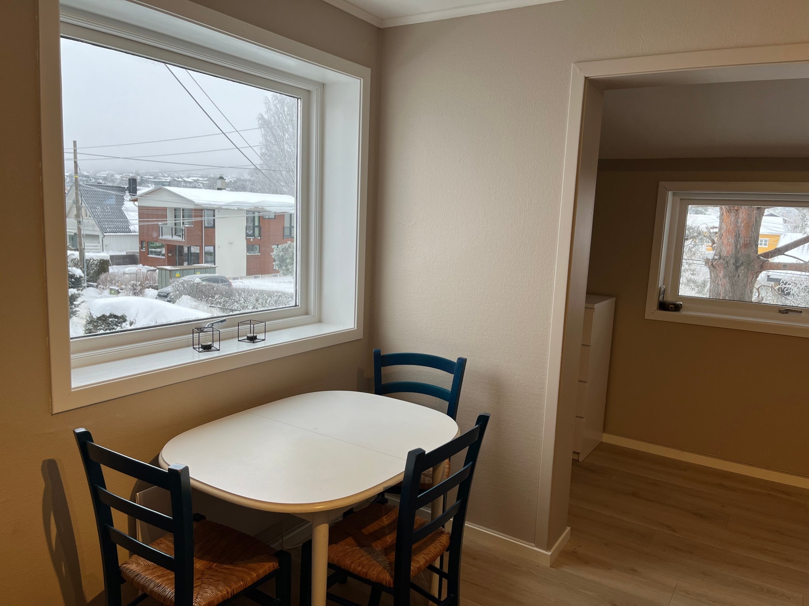 Spisekrok eller plass til hjemmekontorløsning under stuevindu Galleribilde