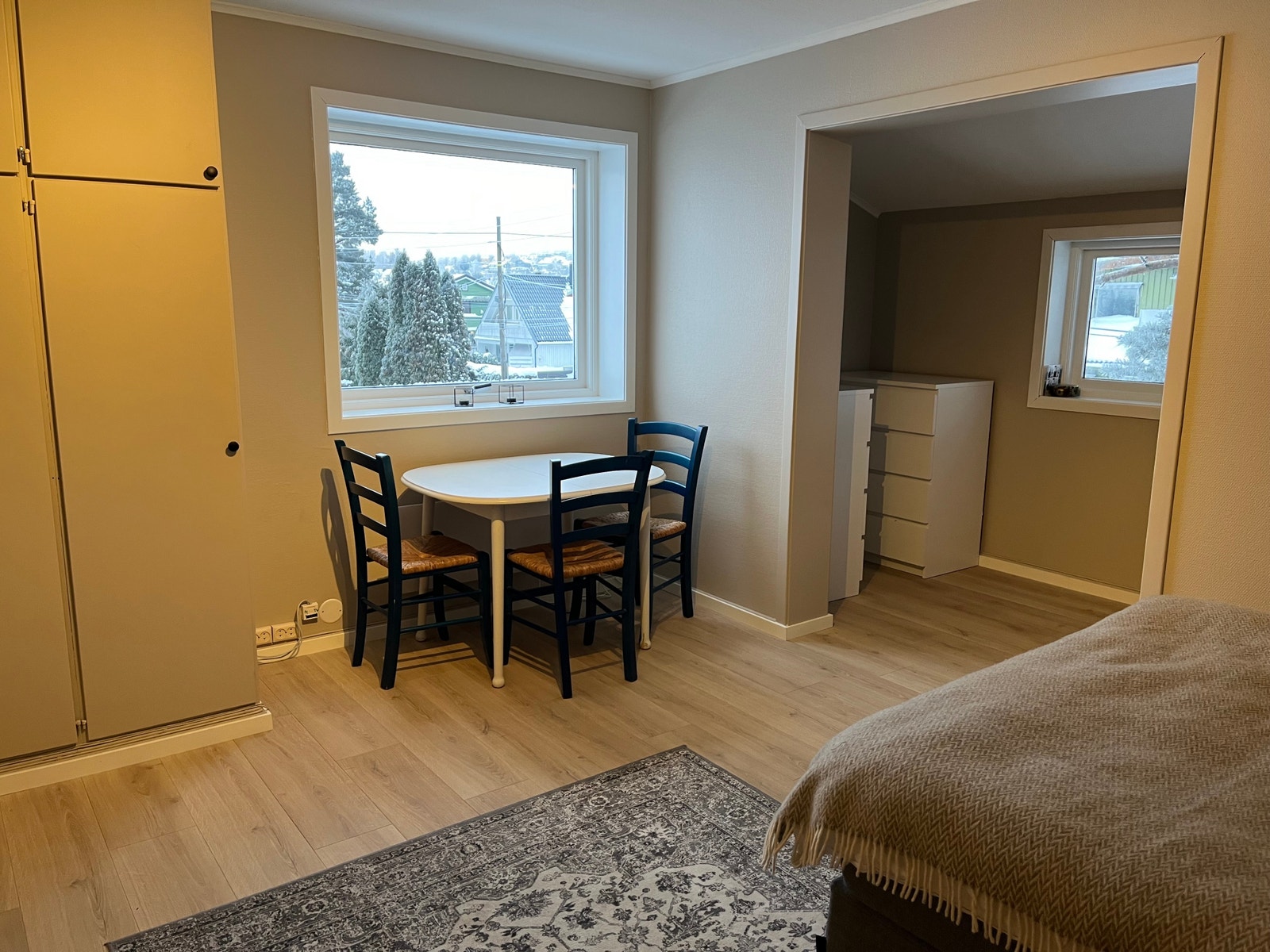 Stue med alkove til høyre Galleribilde