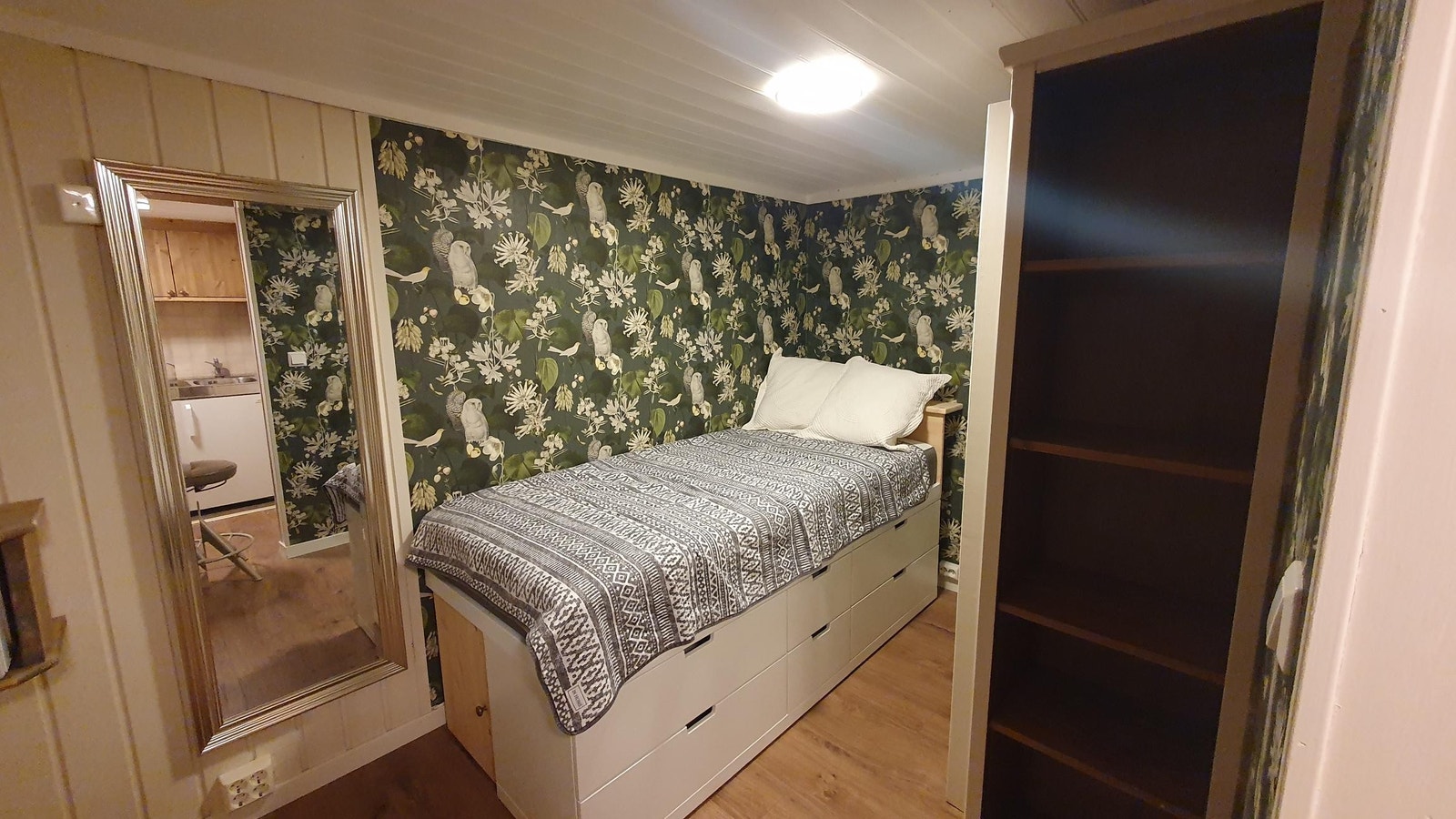 90cm seng med skuffeseksjon under Galleribilde