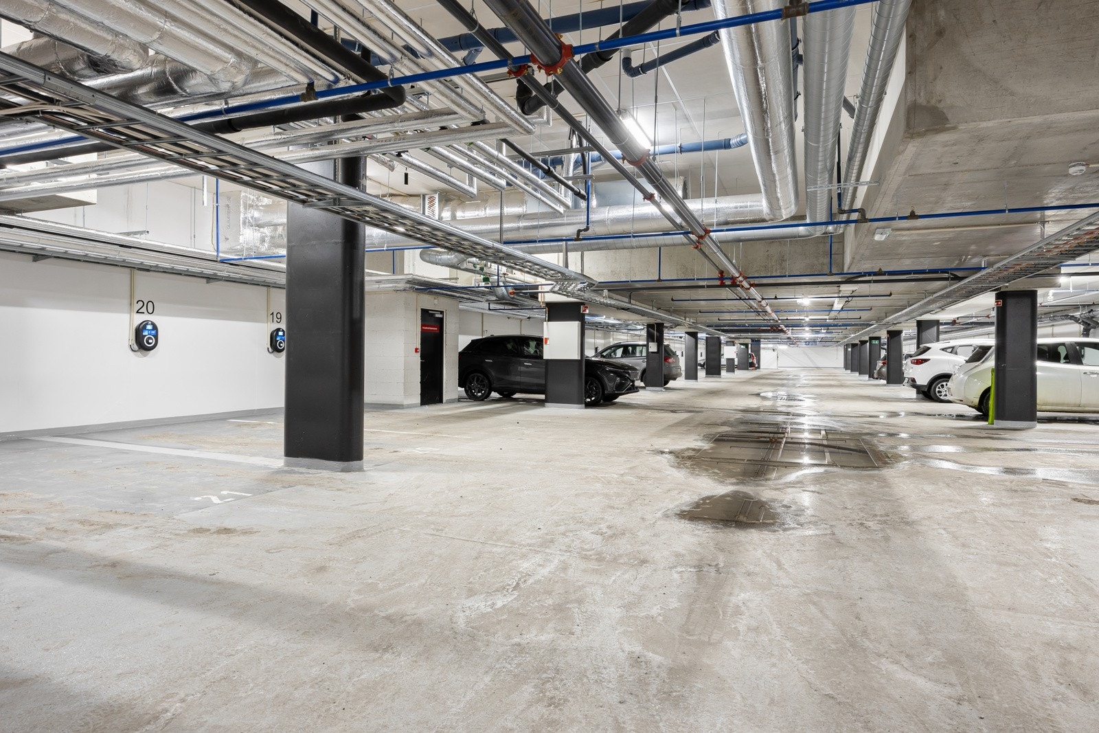 Parkering til leilighetene i parkeringskjeller er inkludert i prisen for leilighetene og noen av rekkehusene. Øvrige rekkehus har carport. Alle boligeiere i sameiet kan kjøpe til seg ekstra parkering i parkeringskjelleren så lenge vi har ledige plasser. Galleribilde