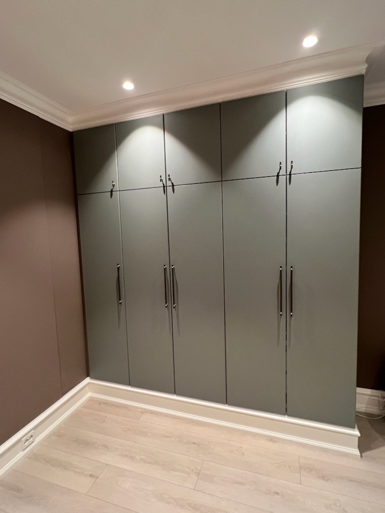 Sov 1 - Garderobeskap Galleribilde