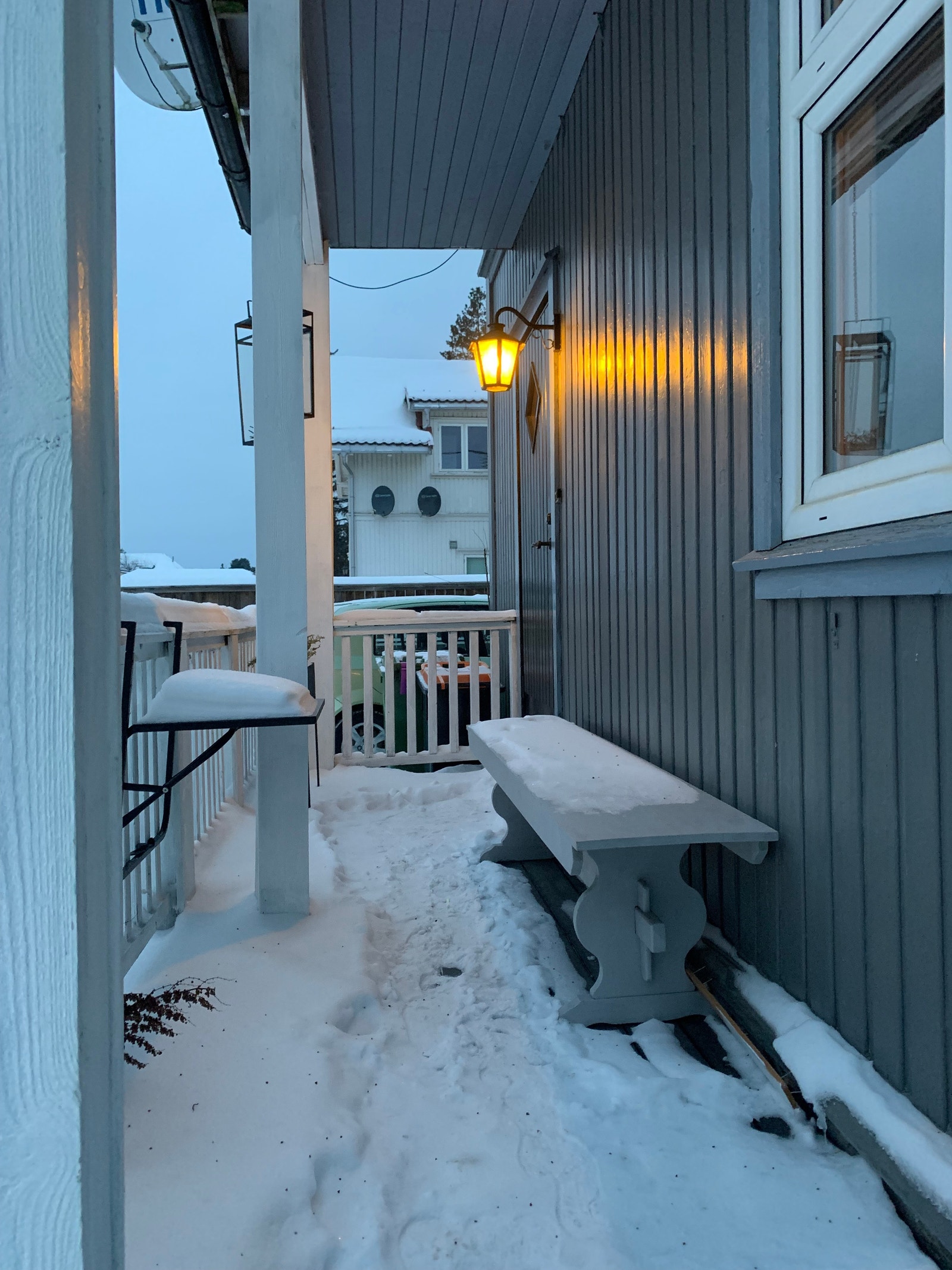 Sitteplass på veranda utenfor inngang Galleribilde