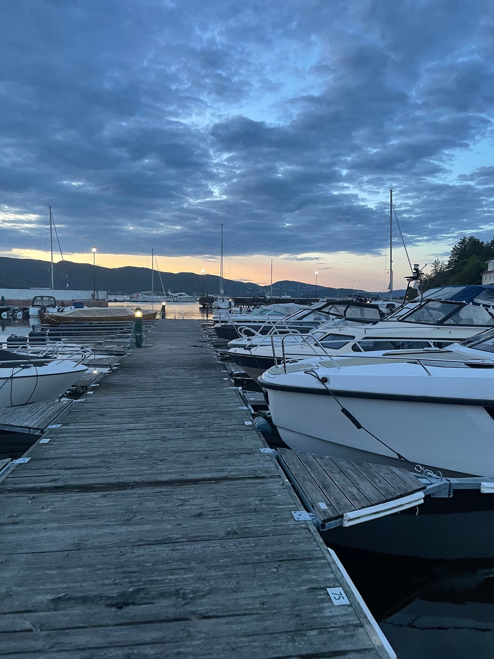 Kun 200 meter til Holmsbu marina og sentrum Galleribilde