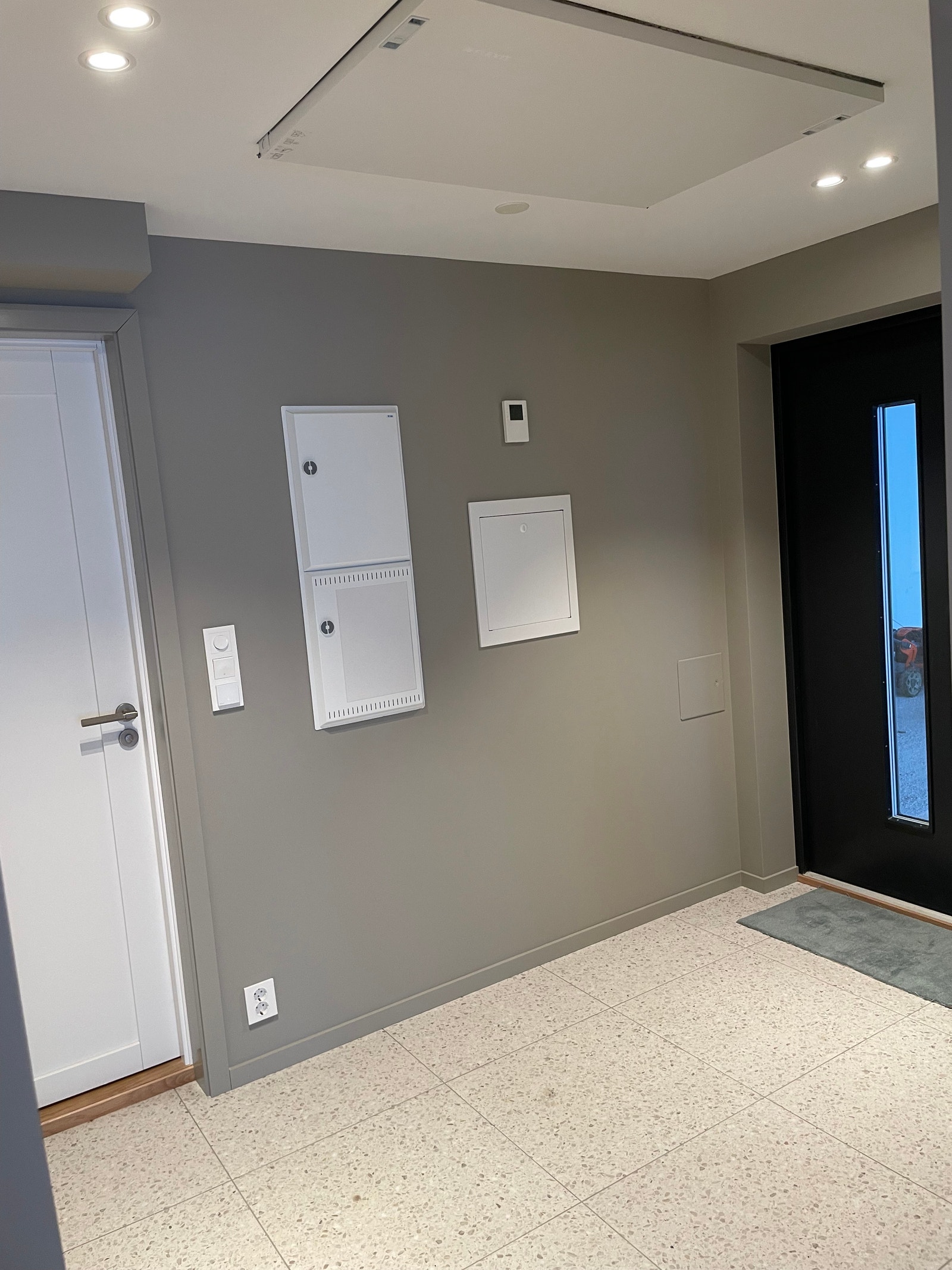 Gang og dør inn til badet Galleribilde