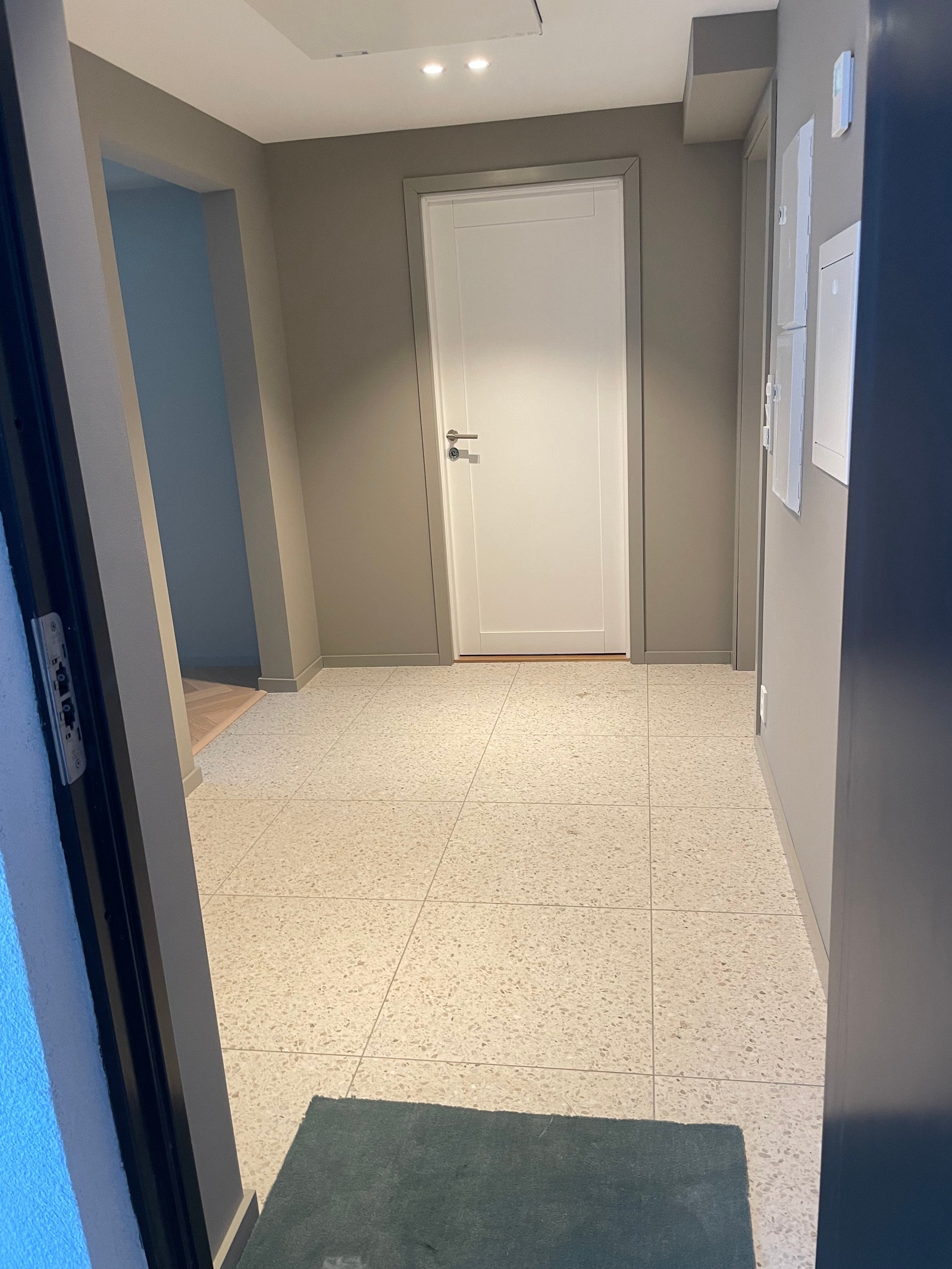 Stor gang med varmekabler og terrazzofliser Galleribilde