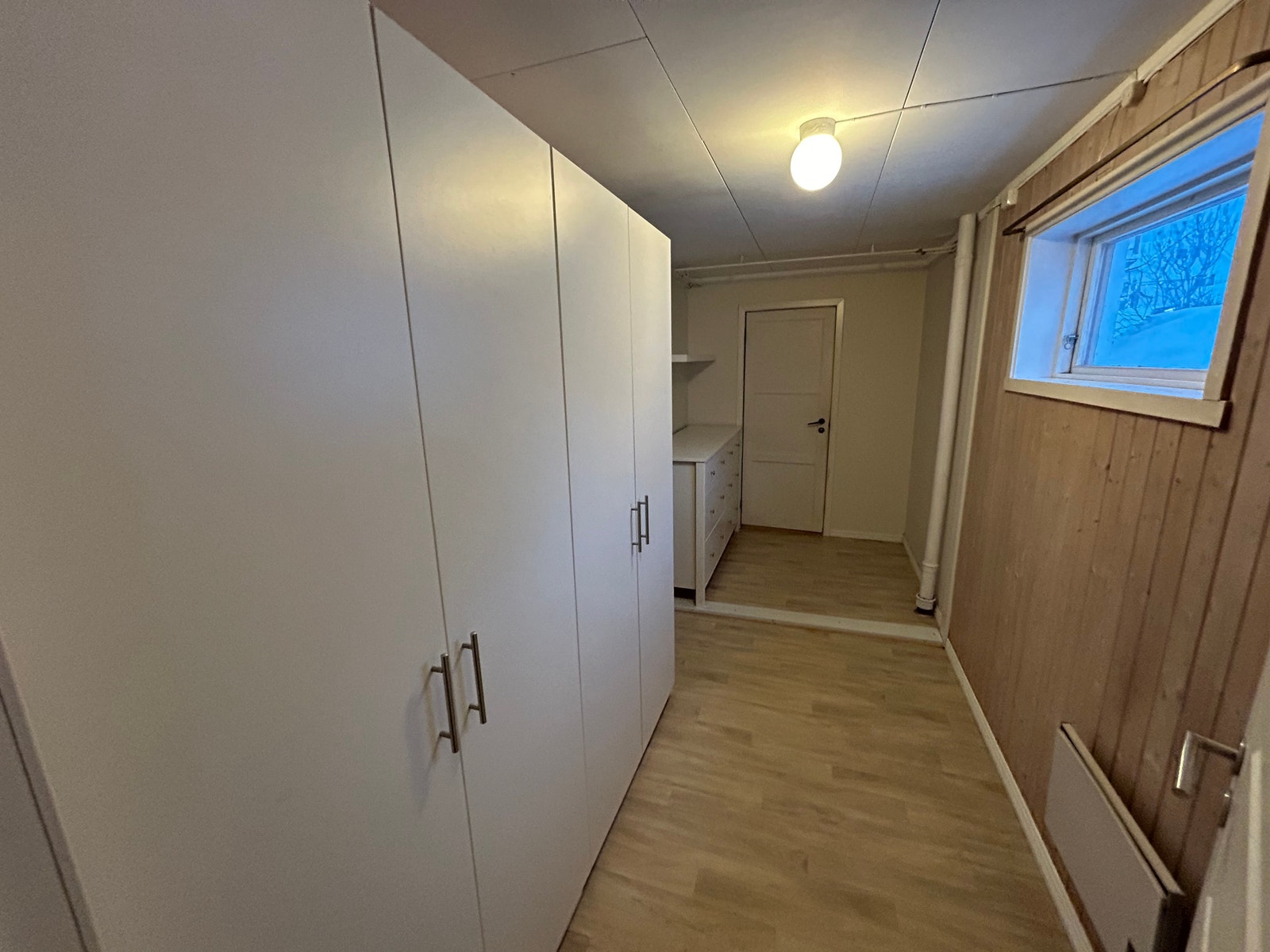 Gang med mye lagringsplass Galleribilde