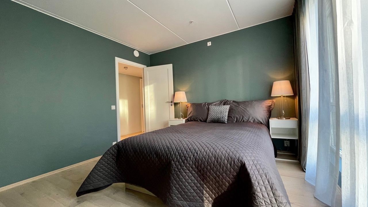 Hovedsoverom med dobbeltseng. Det er også to kommoder for oppbevaring av klær, samt en TV med Chromecast (ikke avbildet) Galleribilde