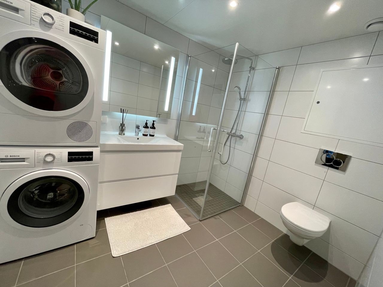 Bad med varmekabler, vaskemaskin og tørketrommel Galleribilde