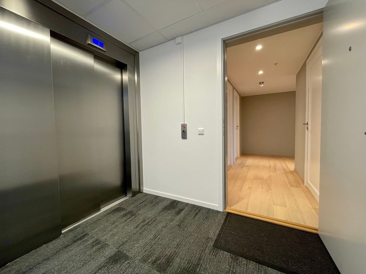 Direkte adkomst med heis til egen parkeringsplass med elbil-lader i kjeller Galleribilde