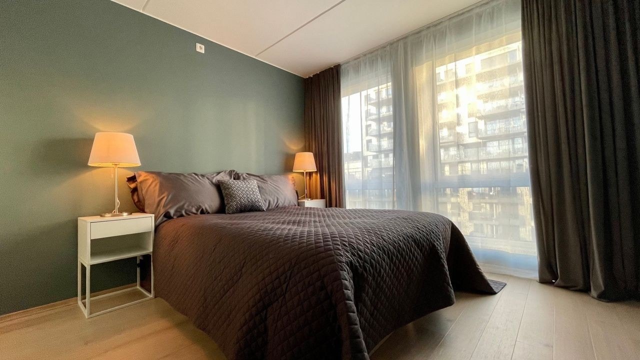 Hovedsoverom med dobbeltseng. Det er også to kommoder for oppbevaring av klær, samt en TV med Chromecast (ikke avbildet) Galleribilde