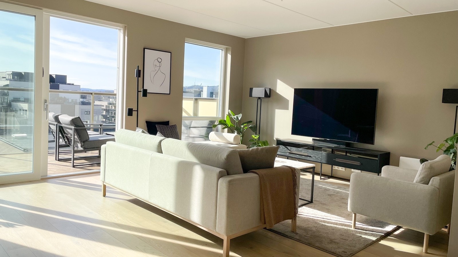 Mange vinduer i stue gjør det åpent. Stuen har motorisert ekteriør solskjerming på alle vinduer. Galleribilde