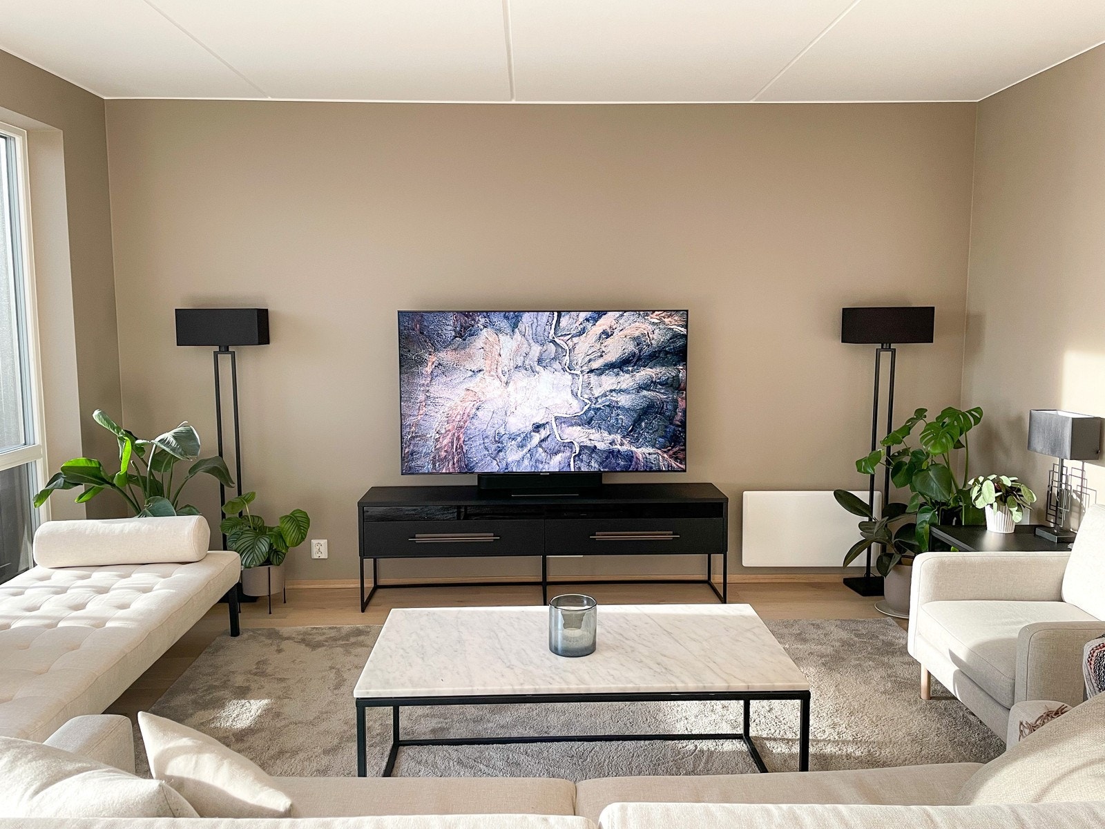 Sofagruppe stue med 65" 4k TV med AppleTV og Sonos lydplanke Galleribilde