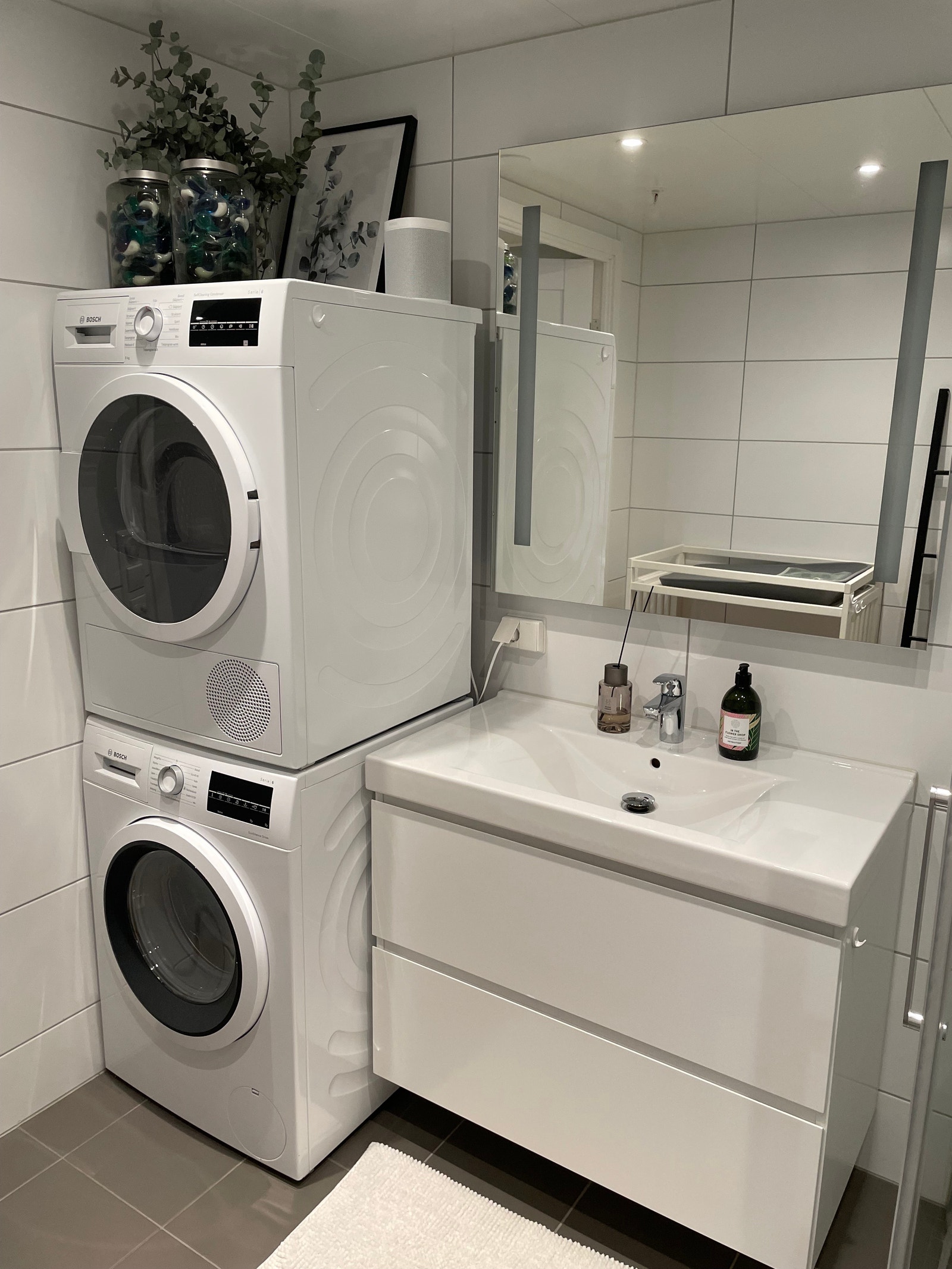 Bad med varmekabler, vaskemaskin og tørketrommel Galleribilde