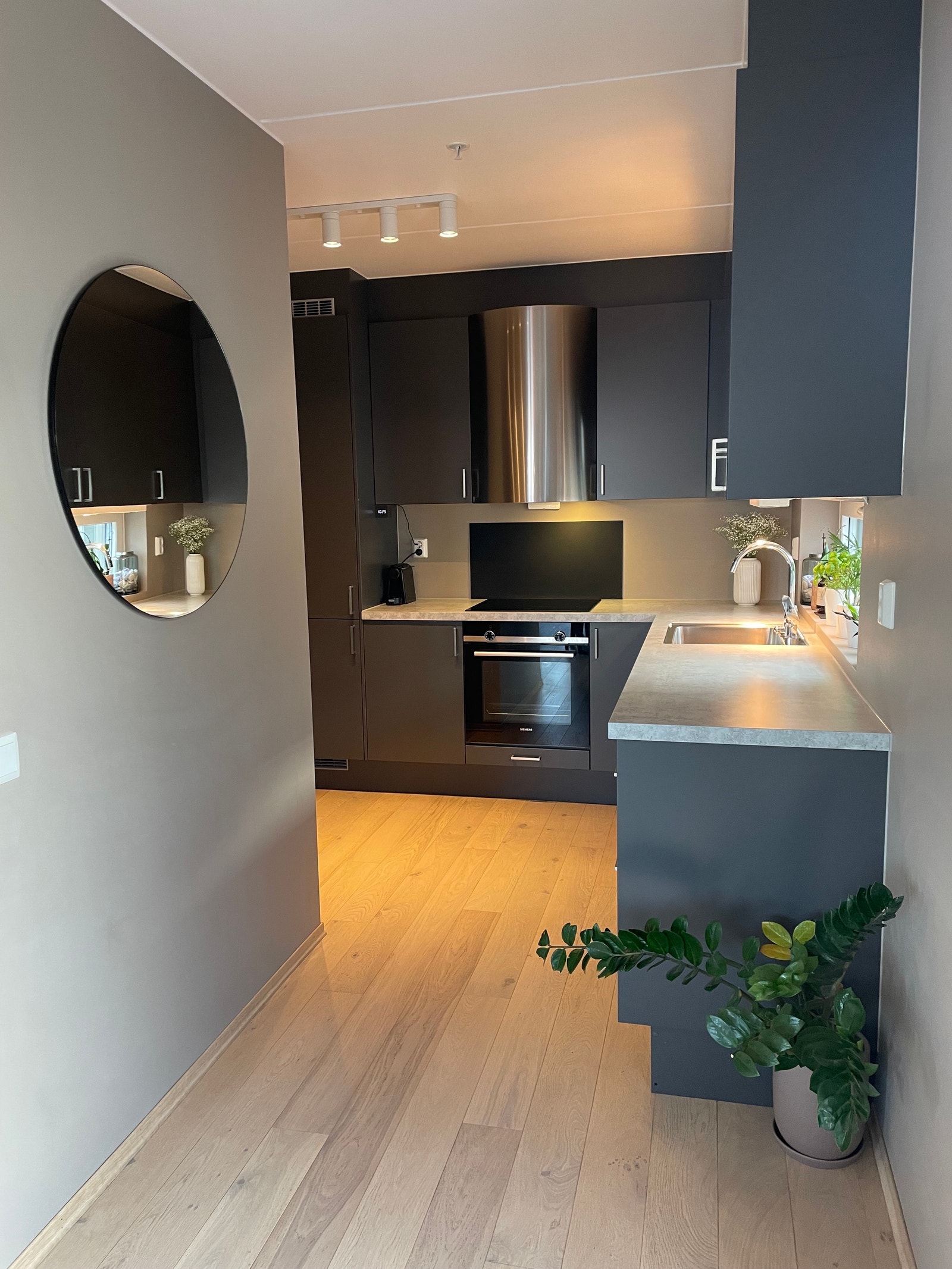 Kjøkkenkrok med integrerte hvitevarer, Nespressomaskin og Kenwood kjøkkenmaskin Galleribilde