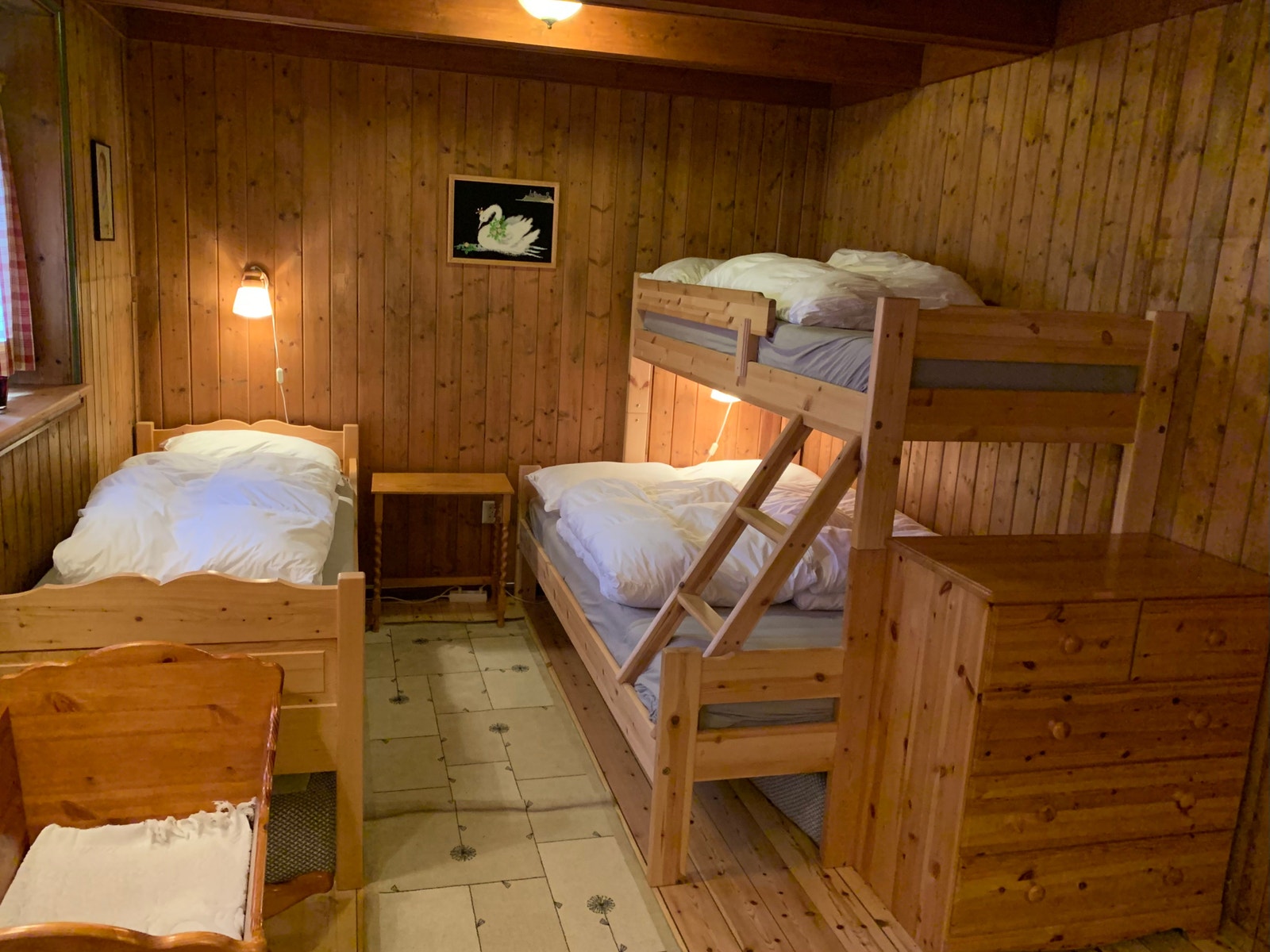 Familierommet «Bergen», med reiseseng (Foto: Siv Helen Lekven) Galleribilde