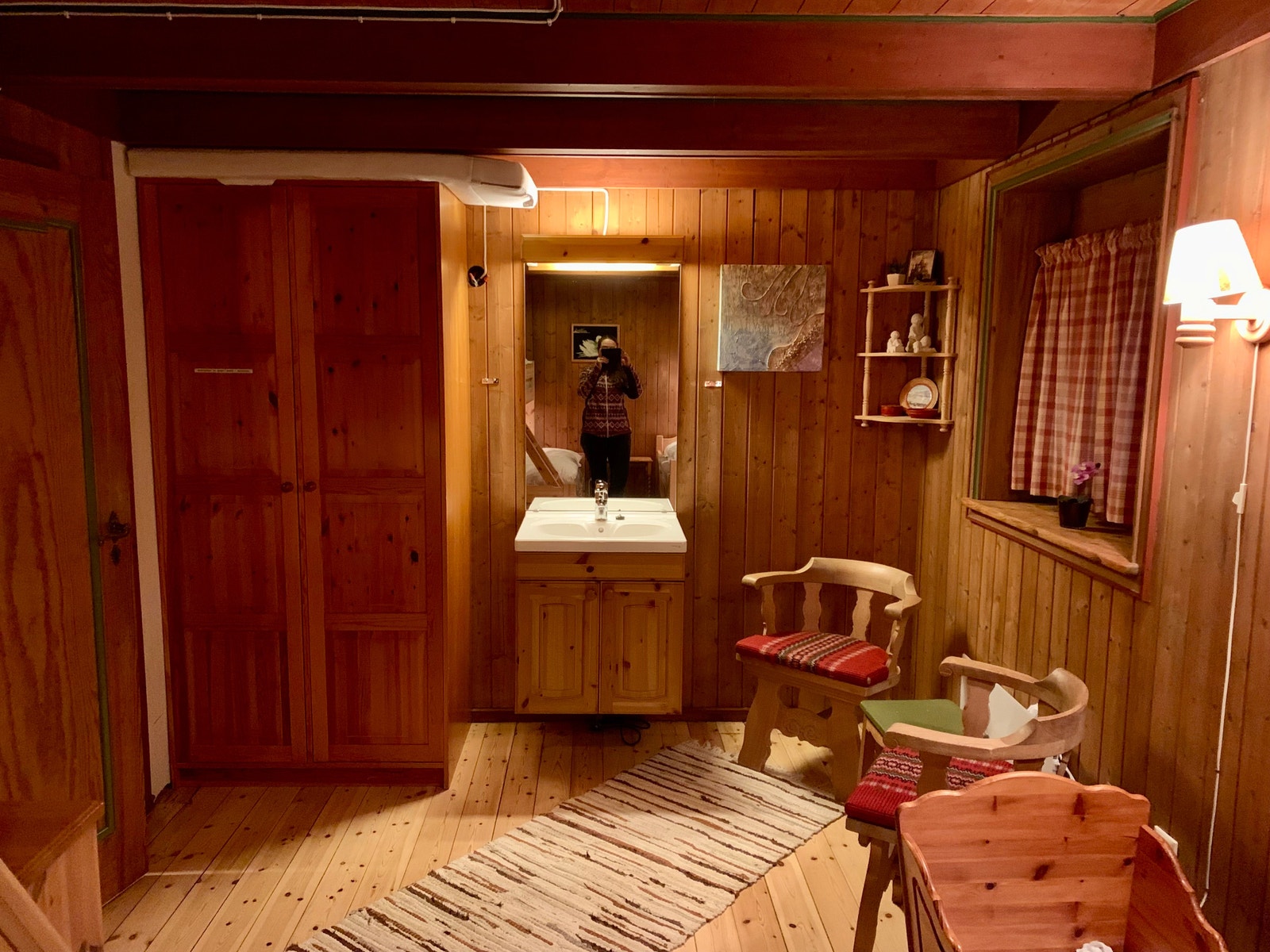 Familierommet «Bergen» med reiseseng, klesskap, kommode og vask (Foto: Siv Helen Lekven) Galleribilde