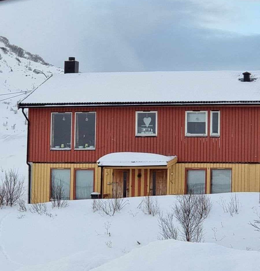 Her ser du også inngang til hyblene. Leilighet oppe Galleribilde