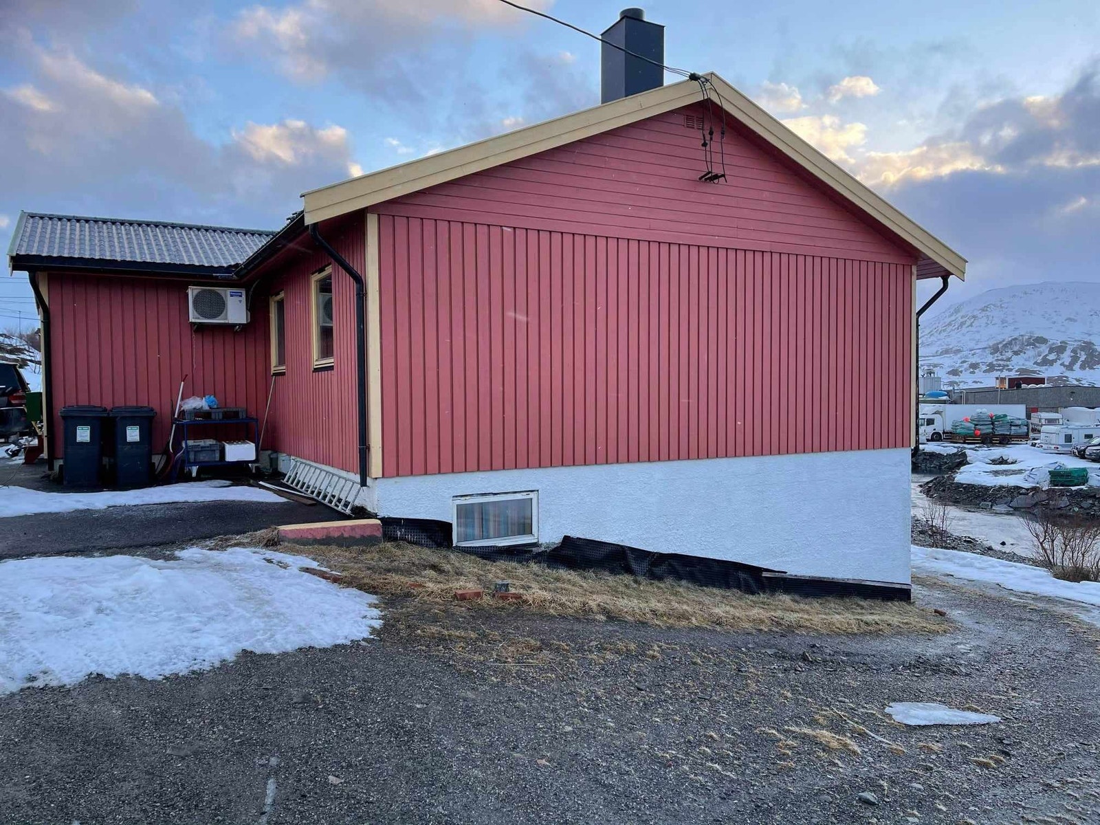 Side av huset, innkjørsel ned mot hyblene Galleribilde