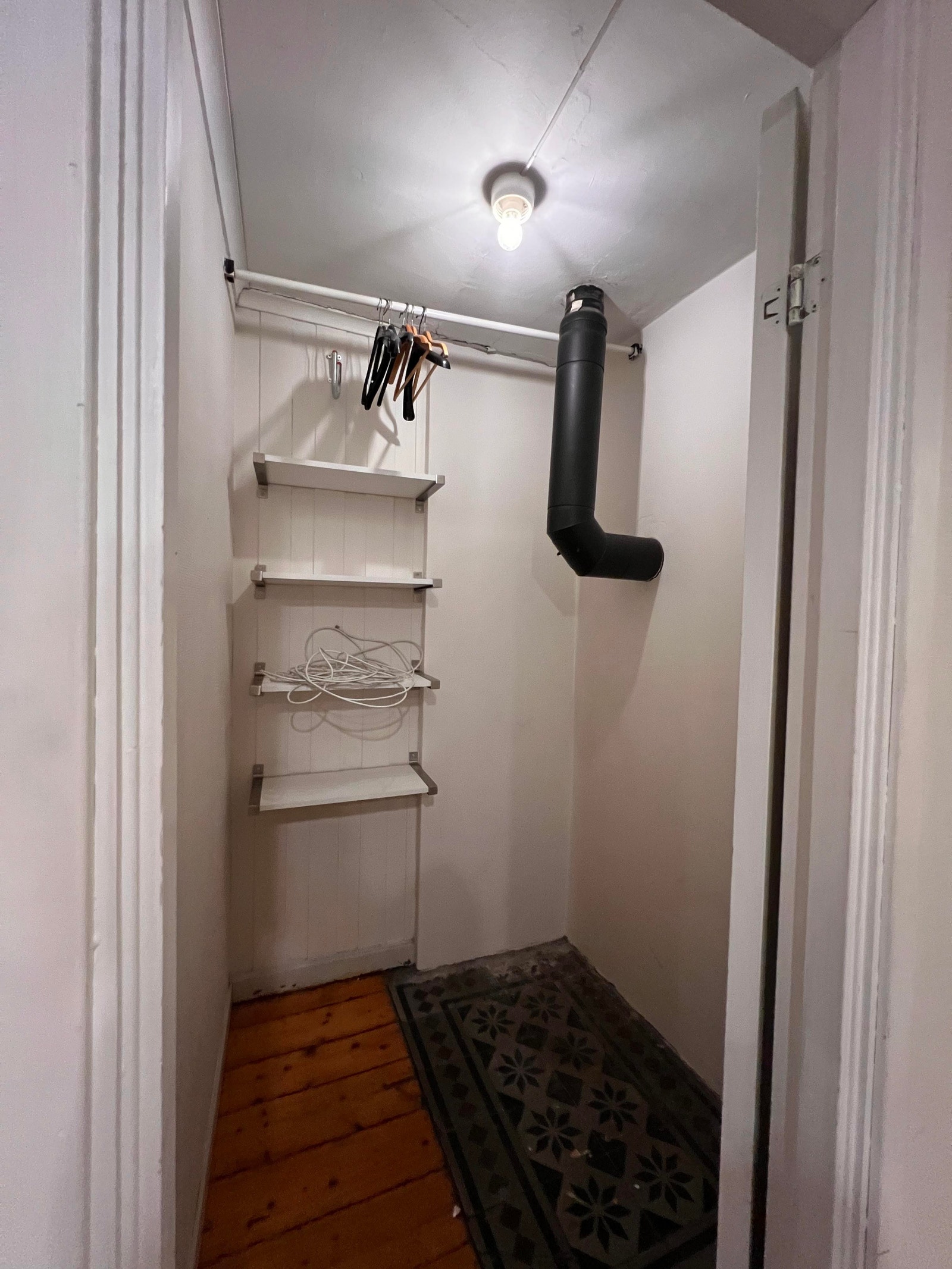 Soverom 2 - "walk-in closet". Galleribilde