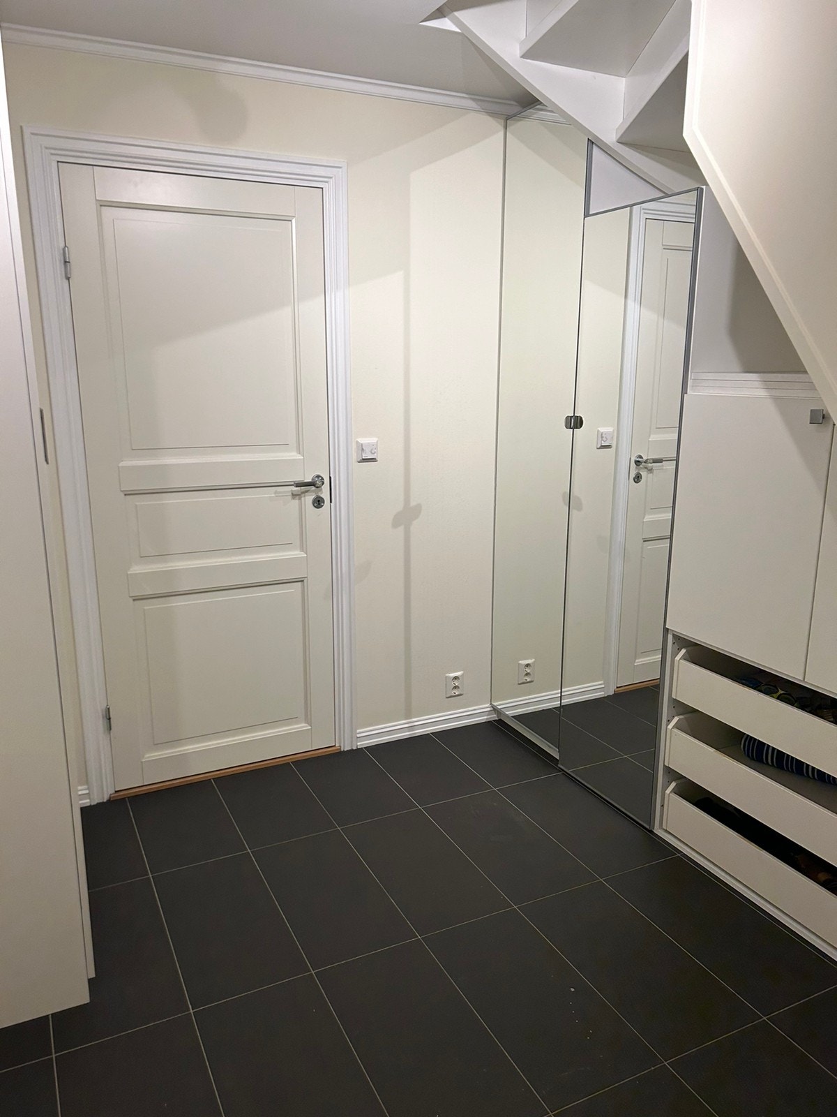 Romslig inngangsparti med mye skapplass Galleribilde