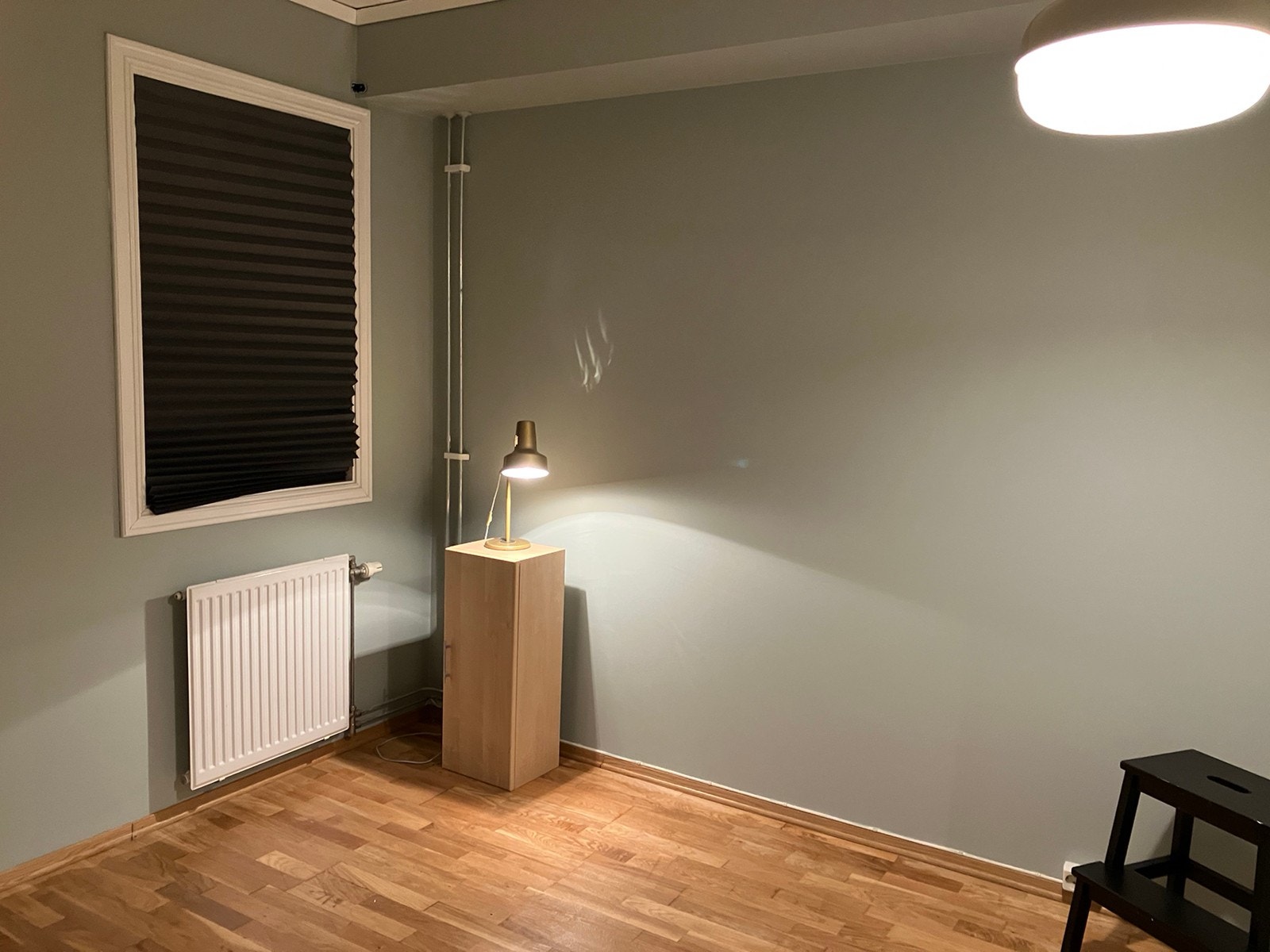 Soveromsvindu ut mot stille atrium Galleribilde