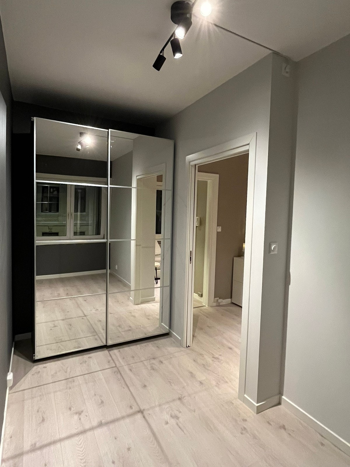 Soverom med stort garderobeskap Galleribilde