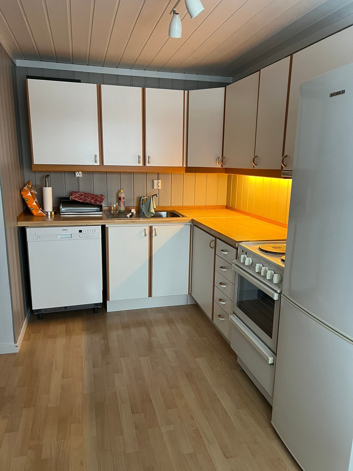 kjøkken med oppvaskmaskin Galleribilde