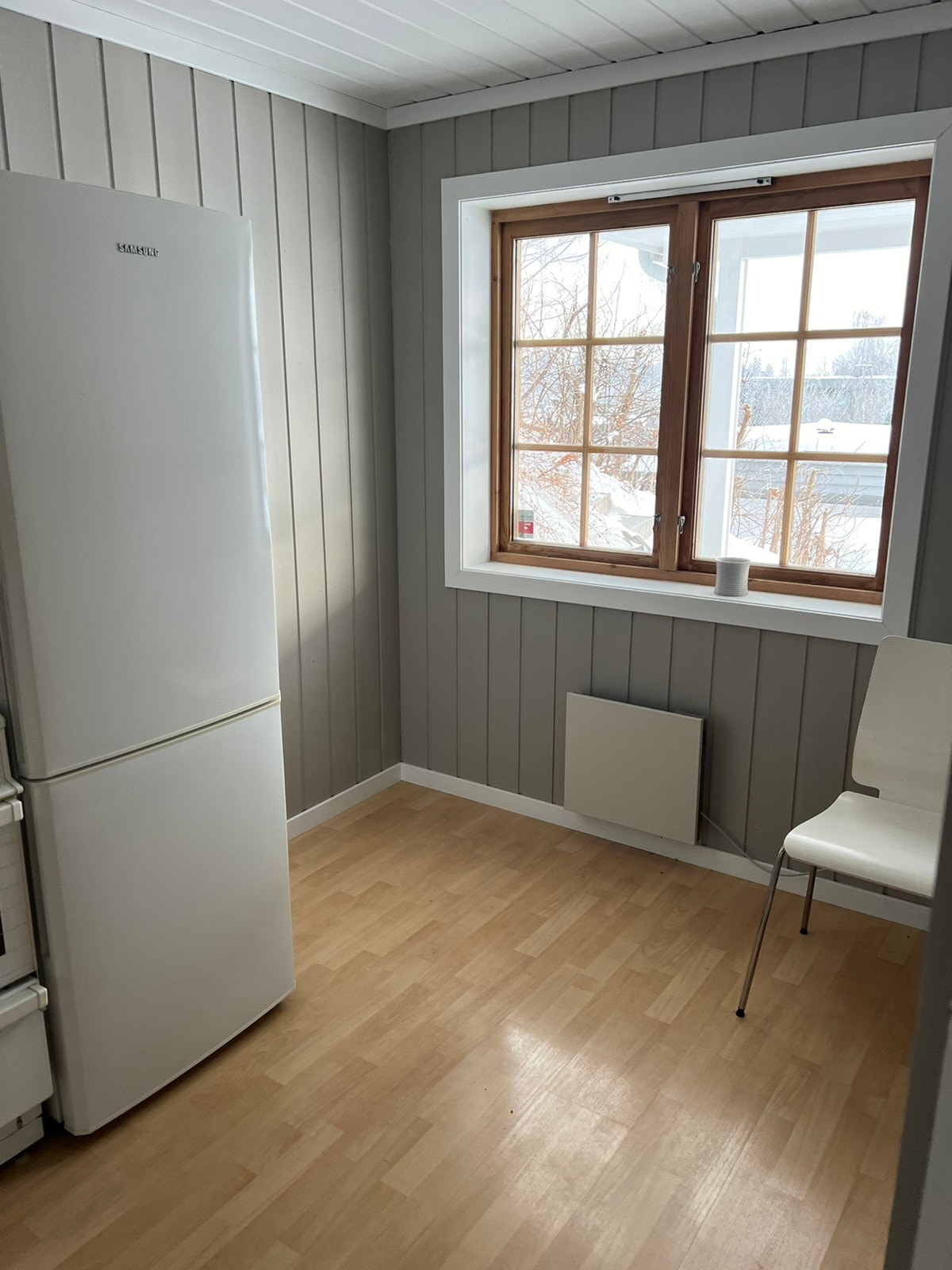 Kjøkken med rom for spiseplass Galleribilde