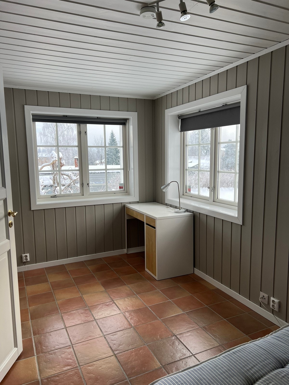 Skrivepult og liten bokhylle Galleribilde