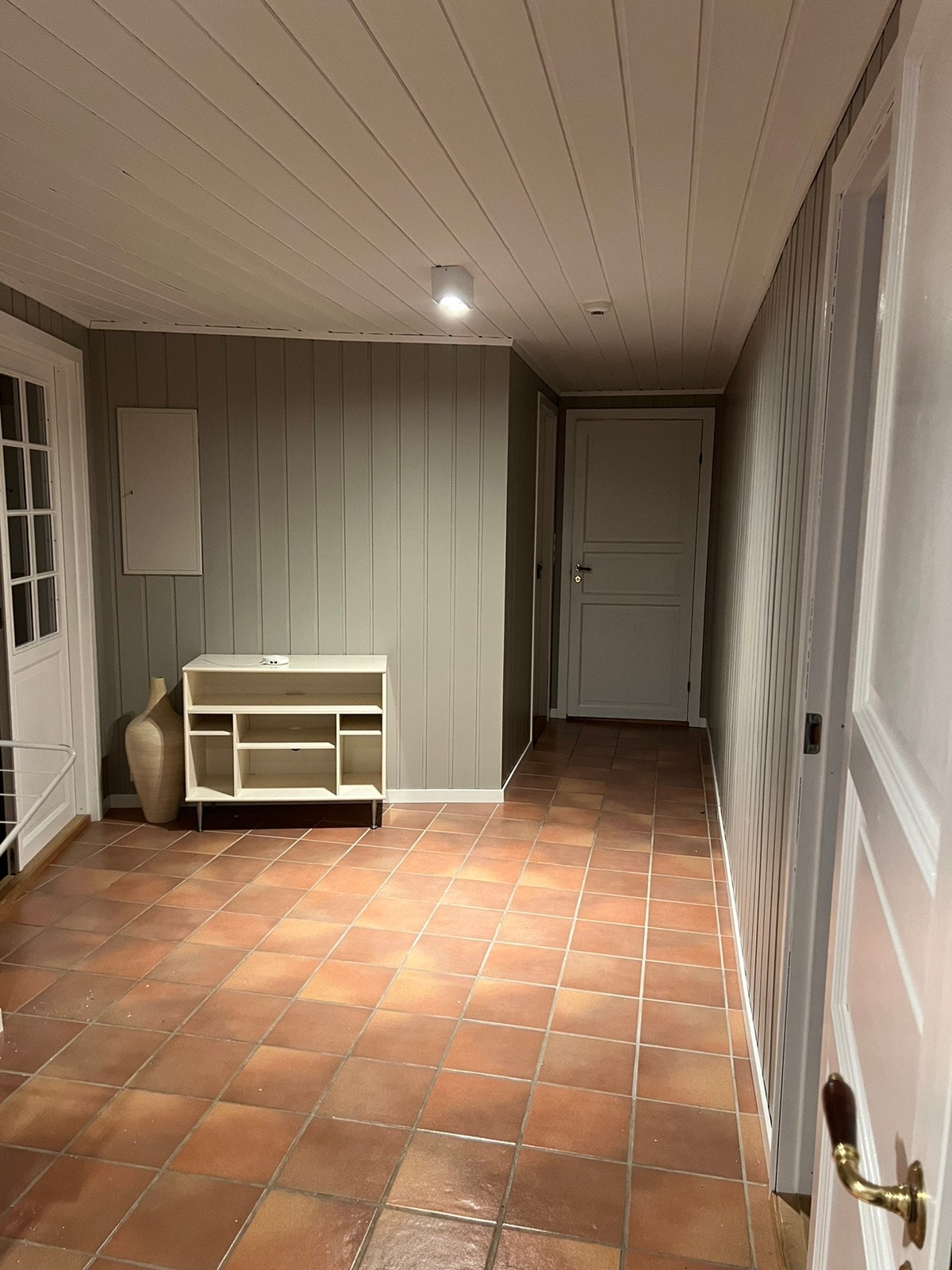 Gang sett mot bad og stureinngang Galleribilde