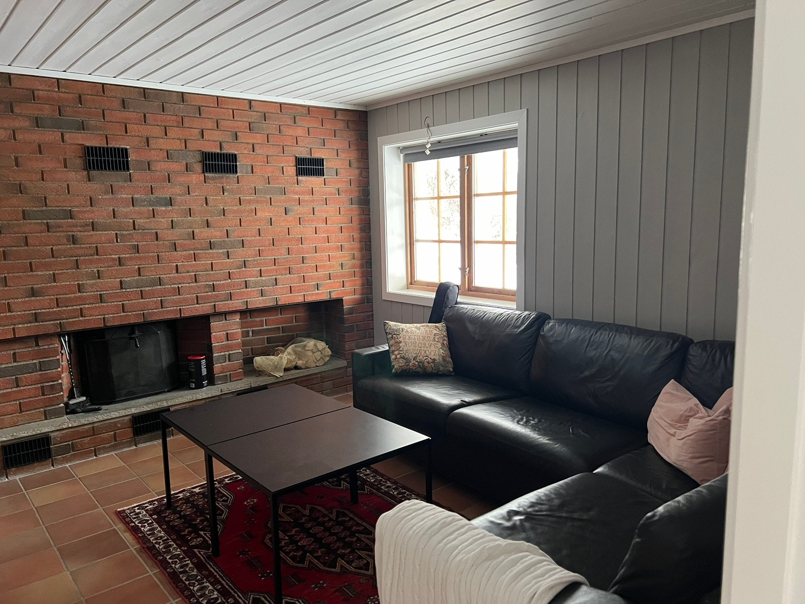 Stuen har stor peis som alternativ varmekilde Galleribilde